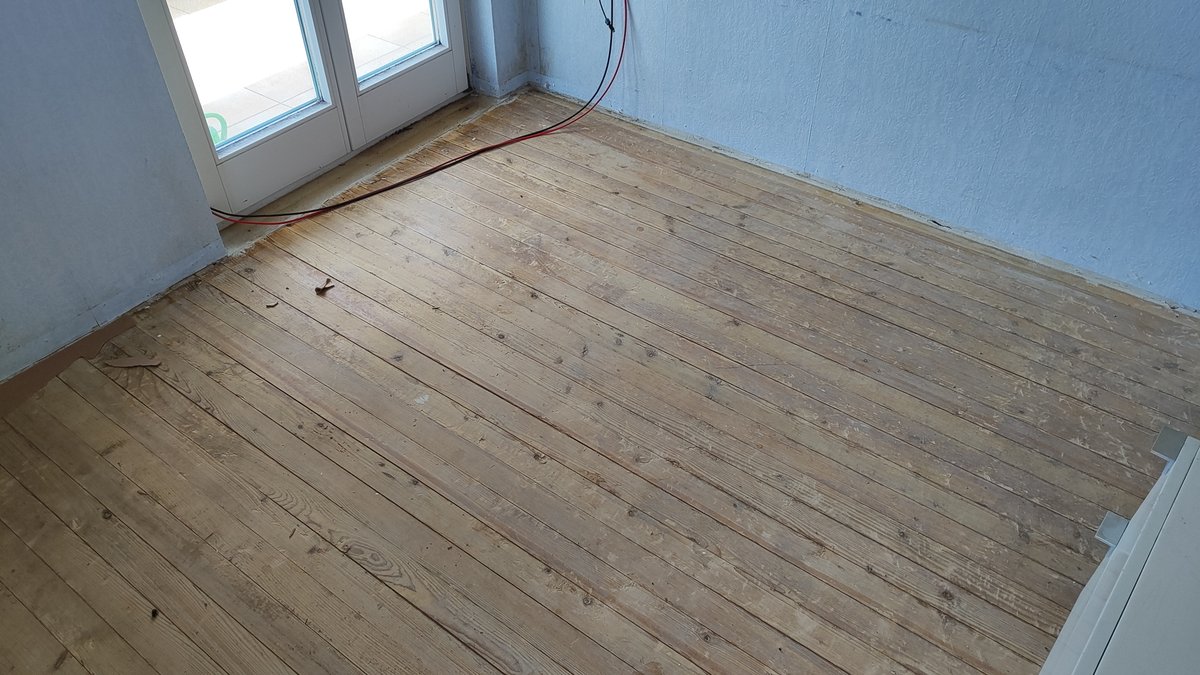 trinkerheim's tweet photo. ich will neuen teppich legen u reiss den alten raus und dann ist da sowas drunter. ich kann doch nicht das schöne holz begraben, das muss ich jetzt abschleifen u versiegeln u geil aussehen lassen, das wird glänzen wie ein fickspiegel https://t.co/fFQSDi570E