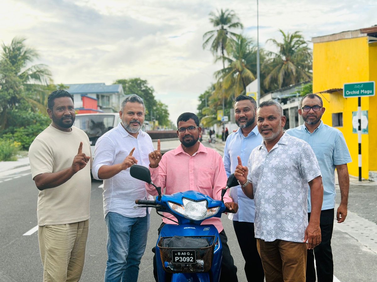 MPMohdIsmail's tweet photo. 📍އަައްޑޫ ހިތަދޫ އުތުރު  ދާއިރާ

ކޮންގްރެސް ޕާޓީގެ ލީޑަރޝިޕްގެ ބޭފުޅުންނާއި އައްޑޫ ސިޓީ ހިތަދޫ އުތުރު ދާއިރާގެ ކެންޑިޑޭޓް އަޙްމަދު ސަޢީދު، އެ ދާއިރާގެ ރައްޔިތުންގެ އަރިހަށް ދޮރުންދޮރަށް .!!

#CandidateNo1
#VoteSoda 
#DhiveheengeRaajje https://t.co/ELEpuY4EZE