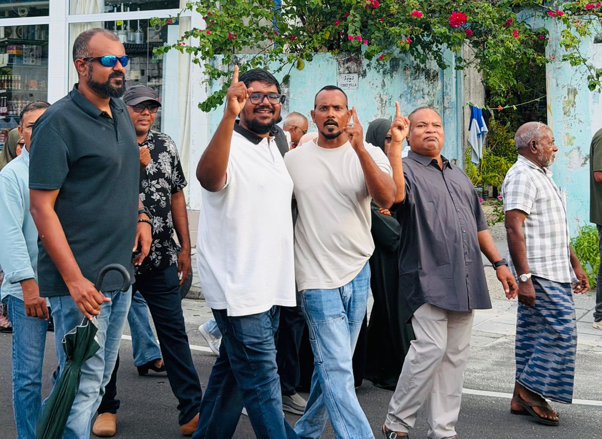 MPMohdIsmail's tweet photo. 📍އަައްޑޫ ހިތަދޫ އުތުރު  ދާއިރާ

ކޮންގްރެސް ޕާޓީގެ ލީޑަރޝިޕްގެ ބޭފުޅުންނާއި އައްޑޫ ސިޓީ ހިތަދޫ އުތުރު ދާއިރާގެ ކެންޑިޑޭޓް އަޙްމަދު ސަޢީދު، އެ ދާއިރާގެ ރައްޔިތުންގެ އަރިހަށް ދޮރުންދޮރަށް .!!

#CandidateNo1
#VoteSoda 
#DhiveheengeRaajje https://t.co/ELEpuY4EZE