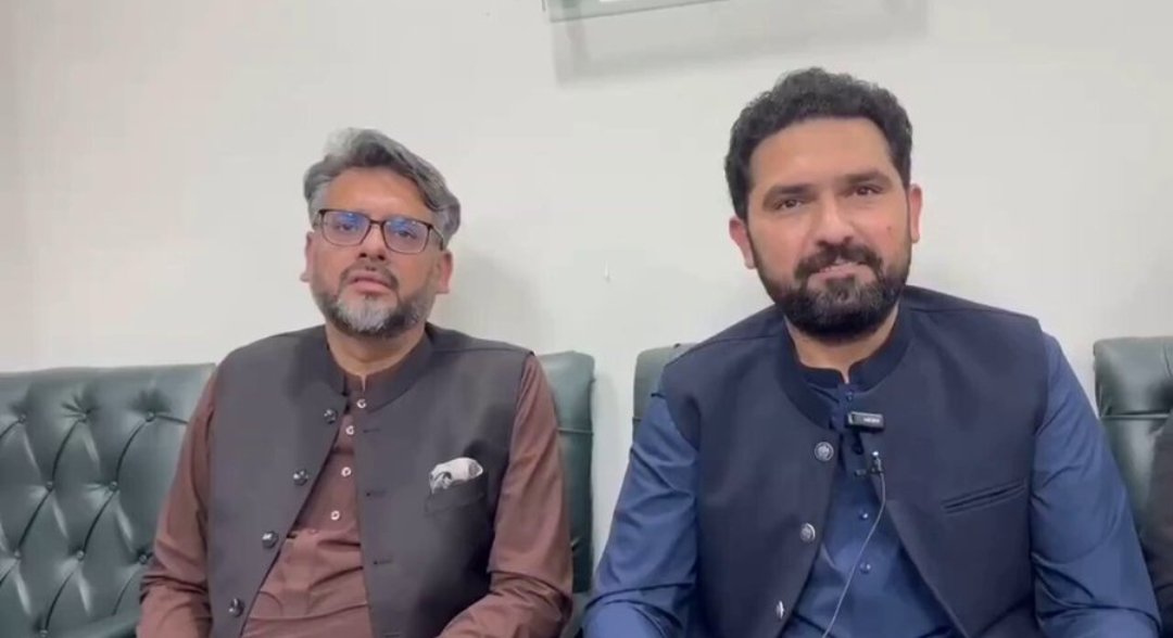 _Fs06's tweet photo. *جن افراد نے میرے خلاف لیٹرز لکھے ہیں شیخ وقاص اکرم ان کے نام بتائیں، لیٹرز کیا شیخ وقاس اکرم نے خود لکھے ہیں؟؟ شیخ وقاص کی خواہش تو ہو سکتی ہے کیونکہ وہ "ان" کے قریب ہیں مگر حقیقت نہیں, پی ٹی آئی کے تمام ایم پی ایز عمران خان کے فیصلے کے ساتھ کھڑے ہیں*
*سہیل آفریدی* https://t.co/y7HmHMz9mL