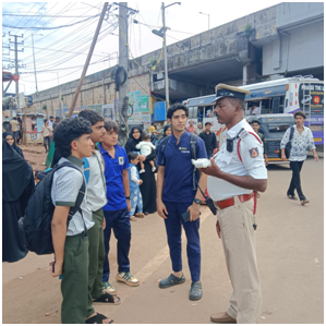 trafficsouthmgc's tweet photo. ಮಂಗಳೂರು ನಗರದ ಸಂಚಾರ ದಕ್ಷಿಣ ಪೊಲೀಸ್ ಠಾಣಾ ವ್ಯಾಪ್ತಿಯ ತೋಕೊಟ್ಟು ಬಳಿ ಎ.ಎಸ್.ಐ ಯಶವಂತ ರವರು ಶಾಲಾ ಮಕ್ಕಳಿಗೆ ರಸ್ತೆ ಸುರಕ್ಷತೆ, ಸಂಚಾರ ನಿಯಮಗಳ ಪಾಲನೆ, “ತುರ್ತು ಸ್ಪಂದನಾ ವ್ಯವಸ್ಥೆ-112” ಮತ್ತು ಡಿಜಿಟಲ್/ಸೈಬರ್ ವಂಚನೆ-1930” ಬಗ್ಗೆ ಜಾಗೃತಿ ಮೂಡಿಸಿರುತ್ತಾರೆ.@acptrafficmgc https://t.co/ZiJHbbSGPM