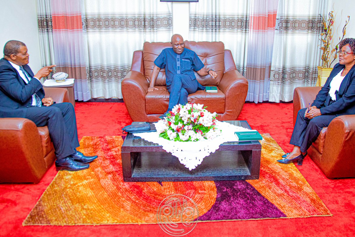 RTNBurundi's tweet photo. Diplomatie et coopération

À @Gitega, le #Burundi et l’ #Afrique_du_Sud réaffirment leur volonté de renforcer leurs relations bilatérales

Le Président du @Burundi_senat Gervais Ndirakobuca a reçu en audience, ce mercredi 3 juin 2026 à @Gitega, l’Ambassadeur de l’Afrique du Sud au #Burundi Mbulelo Shadrack Bungane. Les échanges ont porté sur le renforcement de la coopération entre les deux pays dans plusieurs domaines, notamment le commerce, le tourisme et les relations institutionnelles. Les détails de cette rencontre ont été communiqués à la presse par Benoît Ngendakumana, Porte-parole du Président du @Burundi_senat 

Des relations d’amitié à consolider

Benoît Ngendakumana indique que  lors de cette audience, les deux personnalités ont réaffirmé leur volonté de consolider les liens d’amitié et de coopération qui unissent le Burundi et l’Afrique du Sud. Selon Benoît Ngendakumana, les discussions ont mis en avant les nombreuses opportunités de partenariat entre les deux pays, afin de contribuer à leur développement économique et social.

Les échanges ont particulièrement porté sur l’amélioration du climat des affaires, considéré comme un élément essentiel pour attirer les investissements et favoriser les échanges commerciaux. Les deux parties ont estimé qu’une coopération économique renforcée pourrait profiter aux populations burundaise et sud-africaine.

Le tourisme et le lac Tanganyika au cœur des perspectives économiques

Les deux responsables ont également évoqué le potentiel touristique dont disposent leurs pays respectifs. Ils ont souligné l’importance de promouvoir davantage ce secteur afin de stimuler les recettes économiques et les échanges entre les peuples.

L’Ambassadeur sud-africain a en outre salué les nombreuses richesses naturelles du Burundi qui peuvent être valorisées dans le cadre d’une coopération régionale accrue. Parmi les pistes envisagées figure l’exploitation du lac Tanganyika comme voie de transport et d’échanges commerciaux. Cette infrastructure naturelle pourrait faciliter la circulation des marchandises et renforcer les relations économiques entre les pays de la région.

Un message rassurant pour les Burundais vivant en Afrique du Sud

Au cours de la rencontre, la situation des Burundais vivant en Afrique du Sud a également été abordée. L’Ambassadeur a tenu à rassurer les ressortissants burundais concernant leur sécurité et leurs conditions de séjour dans son pays.

Selon les informations relayées par le Porte-parole du Président du Sénat burundais, le diplomate a affirmé qu’il n’existe aucune discrimination visant les citoyens africains résidant en Afrique du Sud. Il a précisé que le respect des procédures administratives et la détention de documents authentiques demeurent les principales exigences pour vivre ou travailler légalement dans ce pays.

Les discussions ont enfin porté sur la possibilité de renforcer la coopération entre le Sénat du Burundi et celui de l’Afrique du Sud à travers des échanges d’expériences et de bonnes pratiques dans le domaine parlementaire.

Cette audience témoigne de la volonté commune du Burundi et de l’Afrique du Sud de donner un nouvel élan à leur partenariat. Entre coopération économique, promotion du tourisme et rapprochement institutionnel, les deux pays entendent poursuivre leurs efforts pour bâtir des relations mutuellement bénéfiques et durables.