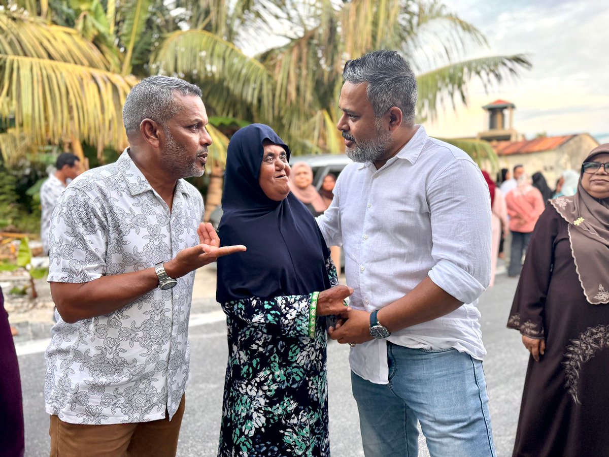 kevincosna's tweet photo. 📍އަައްޑޫ ހިތަދޫ އުތުރު  ދާއިރާ

ކޮންގްރެސް ޕާޓީގެ ލީޑަރޝިޕްގެ ބޭފުޅުންނާއި އައްޑޫ ސިޓީ ހިތަދޫ އުތުރު ދާއިރާގެ ކެންޑިޑޭޓް އަޙްމަދު ސަޢީދު، އެ ދާއިރާގެ ރައްޔިތުންގެ އަރިހަށް ދޮރުންދޮރަށް .!!

⁦#CandidateNo1⁩
⁦#VoteSoda⁩ 
⁦#DhiveheengeRaajje https://t.co/OHeSeOq8hu