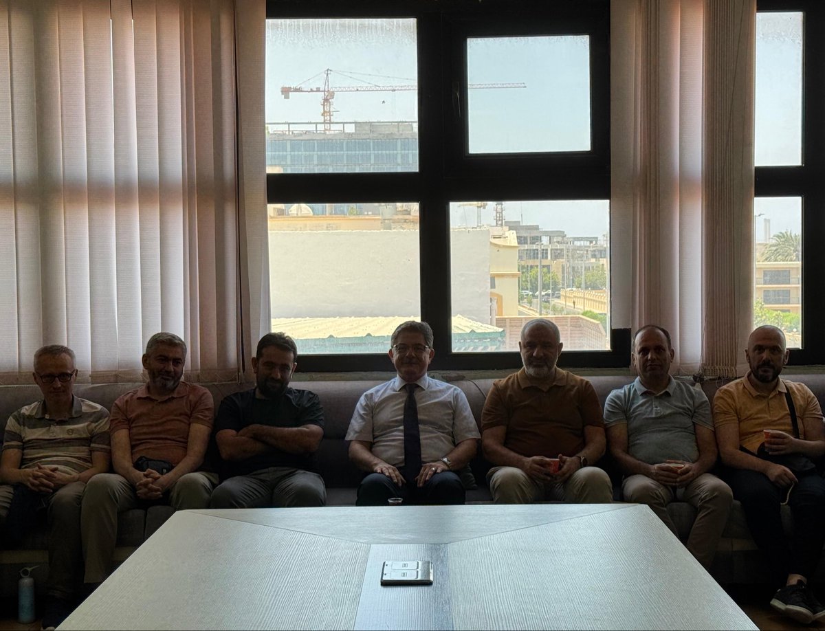 CiddeEgitim's tweet photo. Eğitim Ataşemiz Prof. Dr. Mahmut Tahir Nalbantçılar Cidde Türk Okulumuza ziyarette bulunarak öğretmenlerimizin
Kurban Bayramını tebrik etti. Hac ibadetini yapanları da ayrıca tebrik eden Ataşemiz, hoş bir sohbetin ardından okulumuzdan ayrıldılar. Ziyaret için çok teşekkür ederiz. https://t.co/PL0BZSt7X1