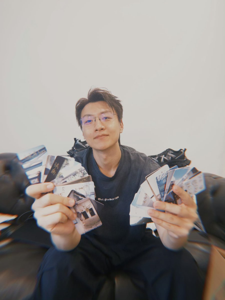 QYeenmix's tweet photo. 『「HIT THE ROAD」は発送の段階に入りました！第一陣で注文した方の分は近日中に発送されます。住所変更が必要な方は早めに修正して下さい。

ついでに教えると、誰かさんがみんなのために隠された小さな特別サプライズをいくつか準備しています！

早く願い事をしてみて！』
cr:李昊
#王青 #WangQing https://t.co/OxtQAMIn9b