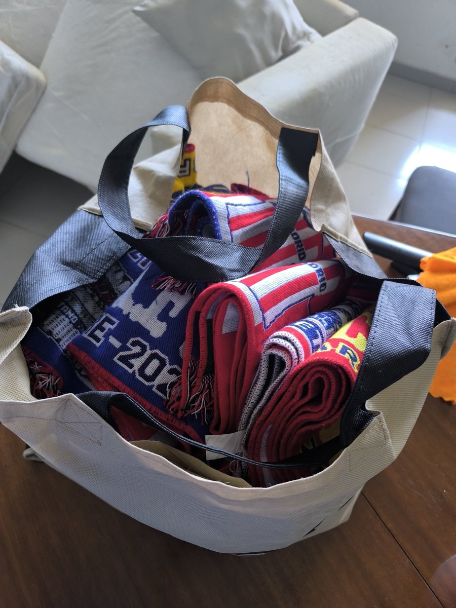 Panda_Austen's tweet photo. Por cambio de piso a una habitación, vendo 29 de mis bufandas de partidos del ATM como local.
80€ todas.
 https://t.co/Zbs5ME5UlB

Entrego en Madrid, estación de metro a convenir.
#TWATLETI #Atleti https://t.co/sU78YF0lua