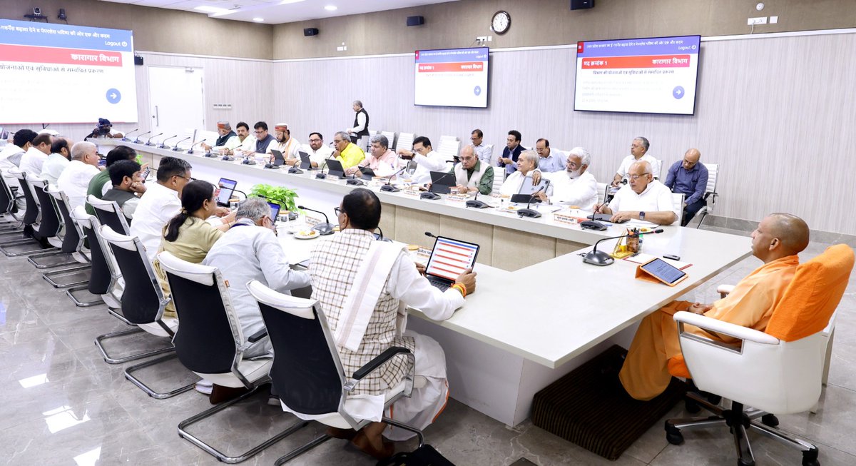 meevkt's tweet photo. "सरकारी अधिवक्ताओं के लिए योगी सरकार ने खोला पिटारा.. रिटेनर और बहस की फीस बढ़ाई.."

जिला शासकीय अधिवक्ता, अपर जिला शासकीय अधिवक्ता, सहायक जिला शासकीय अधिवक्ता, जिला शासकीय अधिवक्ता, नामिक वकील, विशेष अधिवक्ता, वित्त, दीवानी, फौजदारी के रेट रिवाइज्ड किये गये..

जिला शासकीय अधिवक्ता की फीस 9 हजार रुपए थी.. प्रतिकार्य दिवस बहस के 1650 रुपए मिलते थे.. उसके स्थान पर 14000 रुपए प्रतिमाह रिटेनर फीस की गई.. बहस की फीस 2500 रुपए प्रतिकार्य दिवस निर्धारित की गई..
अपर जिला शासकीय अधिवक्ता को 7200 रुपए रिटेनर फीस मिलती थी और बहस के लिए प्रति कार्य दिवस 1500 रुपए मिलते थे..
रिटेनर फीस 11000 रुपए की गई.. बहस की फीस प्रति कार्य दिवस 2300 रुपए की गई..
सहायक जिला शासकीय अधिवक्ता जो 6300 रुपए महीना पाते थे उन्हें अब 10000 रुपए मिलेंगे. बहस की फीस 1500 रुपए प्रति कार्य दिवस की जगह 2300 रुपए की गई.
उपजिला शासकीय अधिवक्ता रिटेनर फीस 5400 रुपए थी और 1200 प्रतिकार्य दिवस बहस की फीस थी.. रिटेनर फीस बढ़कर 9000 रुपए की गई और बहस के लिए प्रतिकार्य दिवस की फीस 2000 रुपए की गई..
नामिका वकील को रिटेनर फीस नहीं मिलती थी. सिर्फ बहस की फीस 1500 रुपए मिलती थी, उसके स्थान पर 2300 रुपए की गई. विशेष अधिवक्ता को भी 1500 की जगह 2300 रुपए किया गया.. न्याय मित्र दीवानी फौजदारी को भी 1500 की जगह 2300 रुपए किया गया.. 
महाधिवक्ता की रिटेनर की प्रतिमाह फीस 75 हजार रुपए थी तथा बहस की प्रतिकार्य दिवस 40000 रुपए फीस निर्धारित थी.. 
दिल्ली अथवा बाहर से मुकदमें की तैयारी के लिए 20000 रुपए मिलते थे.. 
रिटेनर फीस बढ़ाकर 125000 रुपए की गई. बहस के लिए प्रति कार्य दिवस 60000 रुपए किए गए.. तैयारी वाले 20000 रुपए ही रहेंगे.. 
अपर महाधिवक्ता को अभी तक रिटेनर फीस 30000 रुपए मिलती थी.. बहस की फीस 20000 रुपए थी.. रिटेनर फीस 50000 रुपए की गई और बहस की फीस 40000 रुपए की गई..
उच्च न्यायालय के अपर महाधिवक्ता को रिटेनर फीस 30000 रुपए और बहस की फीस 20000 मिलती थी.. रिटेनर फीस 30000 से बढ़कर 50000 रुपए की गई.. बहस फीस भी 50000 रुपए की गई..
मुख्य स्थाई अधिवक्ता की रिटेनर फीस 22000 रुपए थी.. बहस फीस 7000 मिलती थी.. अब 35000 मिलेंगे.. बहस फीस 12000 रुपए मिलेगी..

अपर मुख्य स्थाई अधिवक्ता, अपर शासकीय अधिवक्ता, अपर लोक अभियोजन की रिटेलर फिश 12000 रुपए थी बहस पीस 5000 रुपए मिलती थी उसे बढ़ाकर 20000 और 8000 रुपए किया गया.. 
स्थाई अधिवक्ता, अपर शासकीय अधिवक्ता की रिटेनर फीस 9000 रुपए थी, बहस की फीस 3000 रुपए थी. उसे बढ़ाकर 15000 और 5000 रुपए किया गया..

ब्रीफ होल्डर को सिर्फ 2000 बहस की फीस मिलती थी उसे 3000 रुपए किया गया..

एडवोकेट ऑन रिकॉर्ड को 18000 रुपए रिटेनर फीस और बहस फीस 10000 रुपए मिलती थी.. रिटेनर फीस 30000 रुपए और बहस फीस 15000 रुपए की गई..

विशेष पैनल अधिवक्ता को 15000 रुपए बहस फीस मिलती थी.. एक से अधिक केस की पैरवी पर 25000 रुपए मिलते थे.. अब 15 की जगह 25000 मिलेंगे एक से अधिक बहस पर 32500 रुपए फीस मिलेगी.. 
वरिष्ठ पैनल अधिवक्ता को बहन के लिए 8000 रुपए मिलते थे.. एक से अधिक केसों में पैरवी करने पर 12000 रुपए मिलते थे.. अब 12000 और 16000 रुपए किए गए..

कनिष्ठ पैनल अधिवक्ता को बहस के 5000 मिलते थे.. एक से अधिक केस में पैरवी पर 7500 रुपए मिलते थे..
अब एक केस में 7500 रुपए और एक से ज्यादा केस की पैरवी करने पर 10000 रुपए प्रति कार्य दिवस मिलेंगे..

#Cabinet #CabinetDecisions #PublicProsecutor #Fees #FeesIncrement 
#AdvocateGeneral #Advocate #UttarPradesh #CMYogi