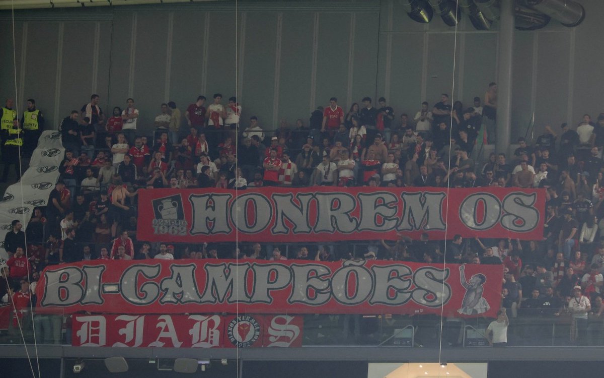 CurtaVermelha's tweet photo. Sport Lisboa e Benfica no Bernabéu 🇪🇸 https://t.co/Fr5dbjLCJr