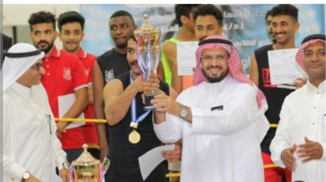 hazazioa's tweet photo. القنفذة… المدينة التي سكنت القلب

ليست كل المدن سواء. فبعض المدن نعبرها، وبعضها يعبر فينا. بعضها نغادره من حيث المكان، لكنه يظل مقيمًا في الذاكرة والوجدان، يطل علينا كلما مرت ذكرى جميلة أو لحظة صفاء أو وجه كريم لا تنساه الأيام.

كانت القنفذة واحدة من هذه المدن النادرة؛ مدينة لا يأسر الزائر فيها عمرانها بقدر ما تأسره أرواح أهلها. مدينة تتكئ على شاطئ هادئ كأنه صفحة من السكينة، وتتنفس طمأنينة لا تكلف فيها ولا تصنع. فإذا أقبل الصباح أشرقت على النفس راحة لا تعرف سببها، وإذا أقبل المساء أحاطت المكان مهابة الهدوء وجمال البساطة.

عشت فيها أربع سنوات عميدًا لكليتين، وكانت من أجمل سنوات العمر وأغناها بالتجارب الإنسانية الصادقة. هناك لم أتعرف إلى مدينة فحسب، بل تعرفت إلى معدن الناس حين يبقى على فطرته، وإلى الأخلاق حين تكون سجية لا تكلفًا، وإلى الكرم حين يكون طبعًا لا مناسبة.

أما طلابها فكانوا صفحة ناصعة من الأمل. شباب مجتهدون، طيبون، يحملون في وجوههم براءة الفطرة وصفاء القلوب. وما زلت أذكر قاعات الاختبارات التي كانت تمر في هدوء يبعث على الدهشة. لم تكن أعين المراقبين هي التي تمنع الغش، بل كانت الضمائر الحية التي تسكن الصدور. كنت أرى فيهم أثر التربية الصالحة، وأثر القيم التي ما زالت تقاوم رياح التغير. كانوا يدركون أن العلم أمانة، وأن النجاح الذي يأتي بالغش هزيمة مقنعة لا انتصار.

وإذا كان الطلاب على هذا القدر من النقاء والاجتهاد، فإن أساتذتهم كانوا صفحة أخرى من صفحات الجمال المهني والإنساني. طوال السنوات التي قضيتها بينهم لم أر تقاعسًا ولا تراخيًا ولا تهاونًا في أداء الواجب. كانوا منضبطين في أعمالهم، متحمسين لرسالتهم، مبادرين إلى كل خير، يحملون همّ التعليم كما يحمل الأب همّ أبنائه.

وكنت بين الحين والآخر أقوم بجولات على القاعات الدراسية، لا بقصد المتابعة الإدارية فحسب، بل بدافع الشغف بمعرفة ما يجري داخل تلك الفصول. وكم من مرة دخلت قاعة ثم خرجت منها وأنا أكثر إعجابًا وانبهارًا. كنت أرى أساتذة يمتلكون ناصية العلم، ويعرضونه بأسلوب أخاذ يجمع بين العمق والوضوح. كانت كلماتهم منسابة، وأفكارهم مرتبة، وشرحهم يبعث الحياة في المادة العلمية مهما بدت صعبة أو معقدة.

ولم يكن الأمر مجرد أداء وظيفي، بل كان شغفًا حقيقيًا بالمعرفة ورسالة التعليم. كان فيهم علماء كبار، وخبراء متميزون، وعقول نادرة، حتى إني كثيرًا ما قلت في نفسي إن بعض هؤلاء لو عرفتهم مؤسسات العالم الكبرى لاحتفت بهم ورفعت من شأنهم. كانوا عباقرة في تخصصاتهم، لكن ما كان يميزهم أكثر من علمهم هو تواضعهم وأخلاقهم.

وكانت مجالسهم راحة للعقل والقلب معًا. تجلس معهم فتطمئن، وتحاورهم فتستفيد، وتفارقهم وقد ازددت احترامًا لهم. لم أر بينهم غشًا ولا تدليسًا، ولا سعيًا لإسقاط الآخرين، ولا طعنًا في الظهور، ولا صراعات النفوس الصغيرة التي تفسد كثيرًا من البيئات المهنية. كانوا يختلفون كما يختلف العقلاء، لكنهم يجتمعون على الاحترام والمحبة والهدف المشترك.

أما أهل القنفذة فحديثهم يطول ولا ينتهي. وجوه بشوشة، وقلوب مفتوحة، وأيدٍ تمتد بالعون قبل السؤال. لا تعرف التكلف طريقًا إليهم، ولا التصنع مكانًا بينهم. يستقبلون الناس بصدق، ويودعونهم بوفاء، ويعاملونهم وكأنهم فرد من أسرهم.

في مجالسهم دفء، وفي كلماتهم مودة، وفي أخلاقهم بقايا جميلة من زمن كانت فيه الشهامة أسلوب حياة لا شعارًا يرفع. إذا احتاج أحد وقفوا معه، وإذا غاب سألوا عنه، وإذا حضر أكرموه. كأن الكرم يسري في عروقهم كما يسري الدم، وكأن الوفاء خُلق ولد معهم.

هناك تعلمت أن جمال المدن لا يقاس بعدد مبانيها ولا باتساع شوارعها، بل بقدر الخير الذي يسكن أهلها. فكم من مدينة عظيمة في عمرانها فقيرة في إنسانها، وكم من مدينة بسيطة في ظاهرها لكنها ثرية بأخلاق أهلها ومحبتهم.

ولذلك بقيت القنفذة في الذاكرة مكانًا مختلفًا. كلما تذكرتها تذكرت وجوهًا طيبة، وقلوبًا نقية، وأيامًا جميلة مضت سريعًا لكنها تركت أثرًا لا يزول. تذكرت بحرها الهادئ، وشاطئها الوادع، وطلابها المجتهدين، وأساتذتها النبلاء، وأهلها الكرام الذين جعلوا الغريب واحدًا منهم قبل أن يعرفوه.

ولعل أكثر ما يبعث الشجن في النفس أن الإنسان قد يغادر المكان، لكنه لا يستطيع أن يغادر كل ما تركه المكان فيه. لقد رحلت عن القنفذة منذ زمن، لكن شيئًا مني بقي هناك. بقي بين القاعات التي شهدت أجمل الأيام، وبين الوجوه التي أحببتها، وبين الأرواح النقية التي عرفت فيها معنى الصدق والوفاء.

لقد غادرتهم بجسدي، أما روحي فما زال جزء منها يعيش بينهم. وما زلت كلما تذكرتهم شعرت أن المسافات تعجز عن إبعاد من استقروا في القلب. فبعض الناس لا ينتهون بالوداع، وبعض المدن لا تغادرنا مهما غادرناها، لأنها ببساطة لم تسكن الذاكرة فقط، بل سكنت الروح.