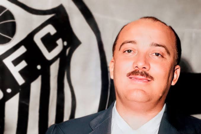 SantosFC's tweet photo. Há exatos 74 anos, começava a trajetória do maior técnico de nossa história. Luiz Alonso Perez, o eterno Lula, substituía Aymoré Moreira, interinamente, e comandava a equipe profissional do Santos pela primeira vez, com vitória por 1 a 0 sobre o São Paulo, no Pacaembu. Era apenas o primeiro capítulo de uma história lendária. 

Dois anos depois, Lula assumiria o comando técnico de forma definitiva e construiria uma das trajetórias mais vitoriosas do futebol mundial. Entre 1954 e 1966, dirigiu o Peixão em 945 partidas, tornando-se o treinador que mais vezes comandou o clube. Sob sua liderança, conquistamos dois Mundiais, duas Libertadores, cinco Brasileirões, quatro Rio-SP e oito Paulistões, construindo uma hegemonia incomparável e um legado eterno.