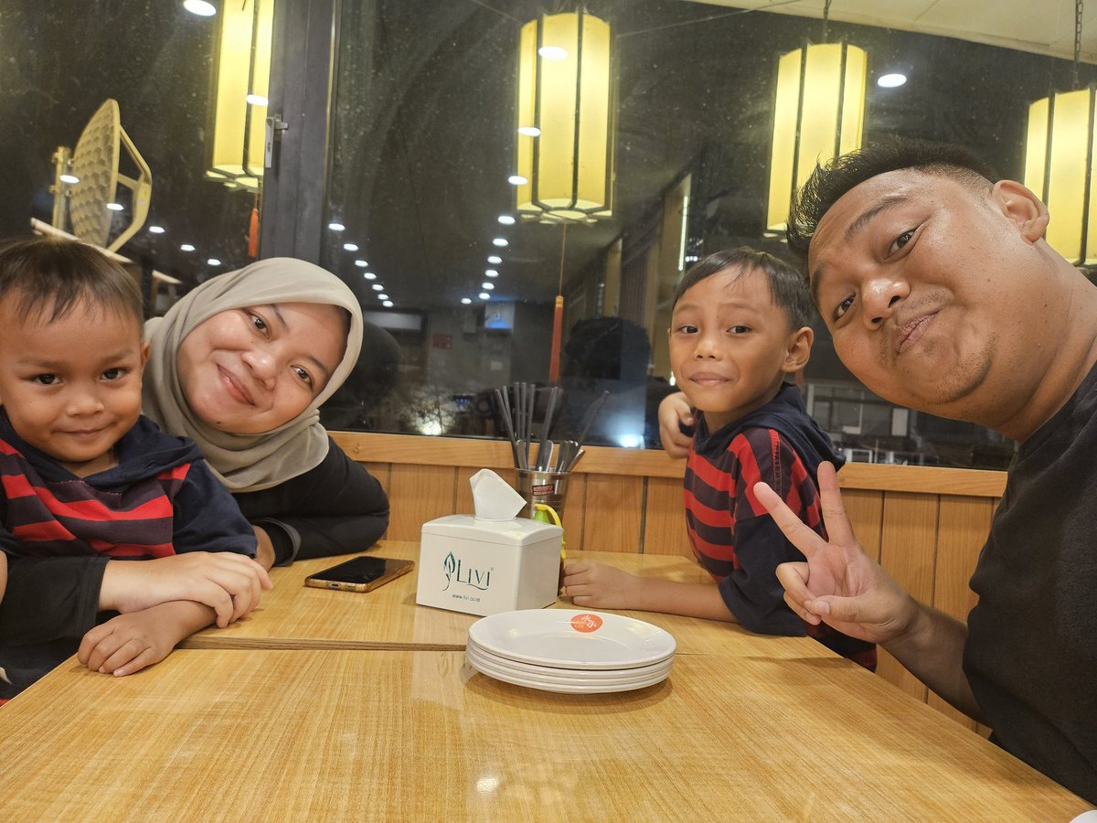 Lattov's tweet photo. Rezeki anak Soleh https://t.co/911YcATGzA