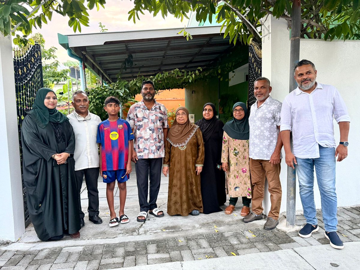 MPMohdIsmail's tweet photo. 📍އަައްޑޫ ހިތަދޫ އުތުރު  ދާއިރާ

ކޮންގްރެސް ޕާޓީގެ ލީޑަރޝިޕްގެ ބޭފުޅުންނާއި އައްޑޫ ސިޓީ ހިތަދޫ އުތުރު ދާއިރާގެ ކެންޑިޑޭޓް އަޙްމަދު ސަޢީދު، އެ ދާއިރާގެ ރައްޔިތުންގެ އަރިހަށް ދޮރުންދޮރަށް .!!

#CandidateNo1
#VoteSoda 
#DhiveheengeRaajje https://t.co/zAMTH8I1in