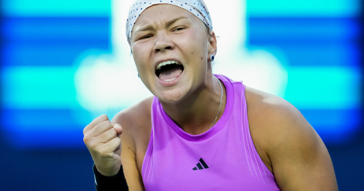 TennisReporters's tweet photo. What a crazy come back, when Diana Shnaider rose in the 2nd set, &amp; it looked like she was going to lose, but she stayed in there, &amp; she nailed it, all the time,  upsetting Aryna Sabalenka 36 75 60. Shnaider did everything, on the lines, but Sabalenka was really upsetting. Wild. https://t.co/xuVadbsqiX