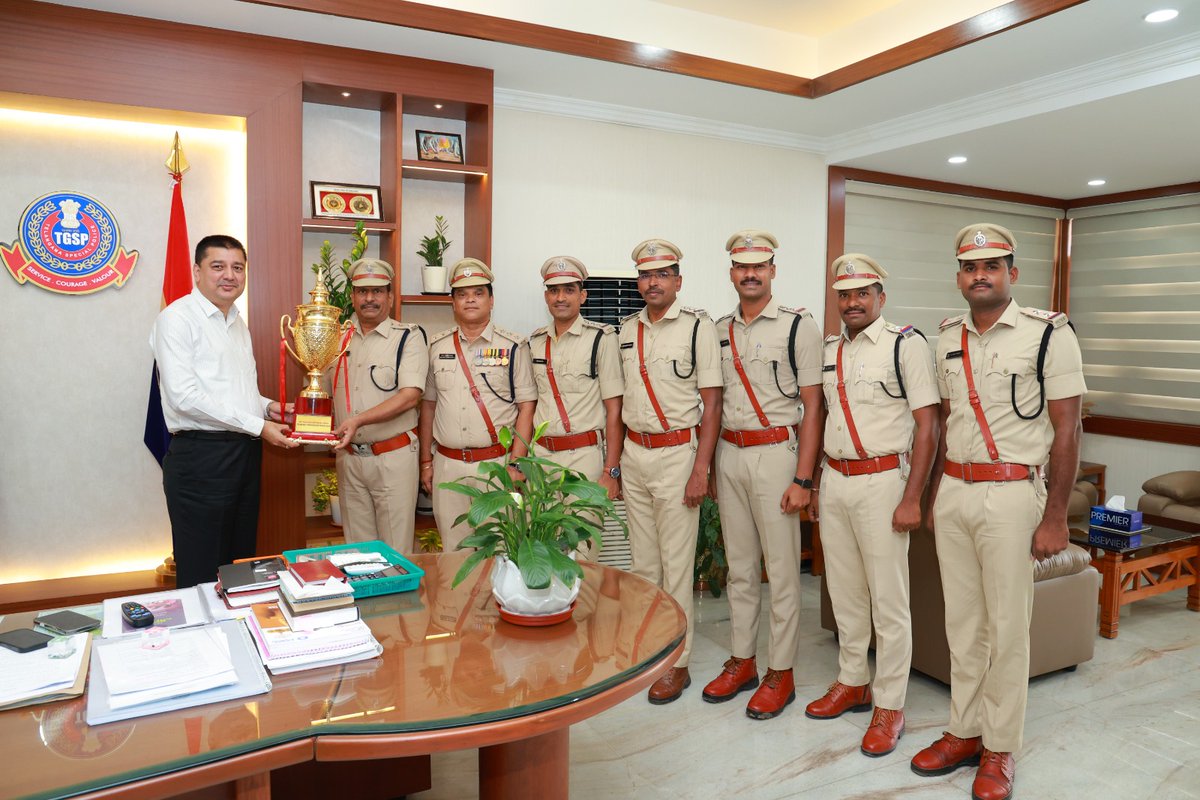 tgspbnshq's tweet photo. Sanjay Kumar Jain, IPS, ADG, TGSP BNs, appreciated the 7thBN contingent for their outstanding performance in the #TGFormationDay celebrations. The contingent was honored with the Best Contingent Award, reflecting their exceptional discipline, dedication, and parade excellence. https://t.co/La8knt53UV