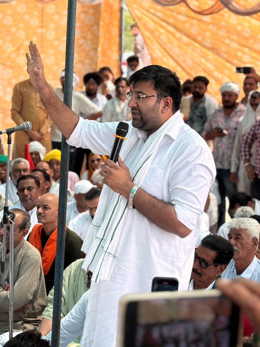 ITCellINLD's tweet photo. आज ऐलनाबाद में संयुक्त किसान मोर्चा द्वारा आयोजित किसान महापंचायत में पहुंचे युवा इनेलो विधायक भाई अर्जुन चौटाला जी।

पानी, सिंचाई और खेती से जुड़े मुद्दों पर सरकार की अनदेखी किसानों के साथ अन्याय है। इनेलो किसानों के हक़ और सम्मान की लड़ाई में हमेशा उनके साथ खड़ी रही है।
#INLD https://t.co/bED848kZeO