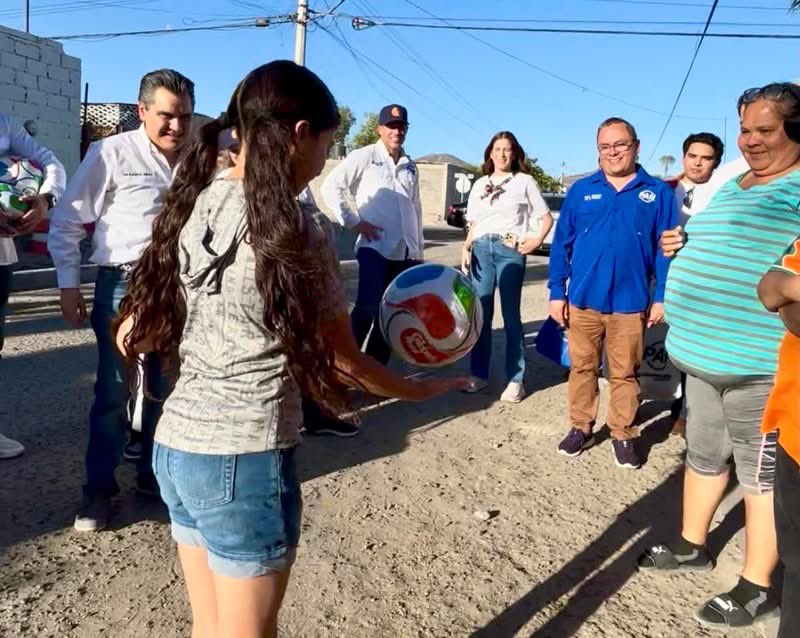 AlexRomeroAyala's tweet photo. Ayer martes recorrimos las colonias Villa Sonora e Insurgentes acompañando al presidente del @PANporSonora, @GildardoReal y su excelente equipo.

En esta ocasión, también se sumó la regidora @cassandralopezm.

Además de comenzar a notarse el ambiente futbolero en las calles, sigue confirmándose la necesidad de un cambio en nuestro estado y en nuestro país. Hacia allá vamos 👌