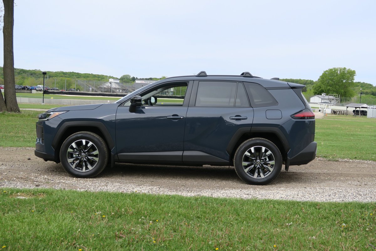 TechMobilityPod's tweet photo. After decades of car reviewing, it is rare to find a compact SUV with almost no major weaknesses. The 2026 Toyota RAV4 Hybrid gets very close, with excellent fuel economy, up to ~500 miles of range, and easy everyday drivability—plus a few surprising drawbacks I unpack in this episode.
https://t.co/t44nVHvuh6

#ToyotaRAV4 #RAV4Hybrid #HybridSUV #CarReview #AutoPodcast #TechMobilityTopics #toyotarav4 @Toyota  @mamaonline