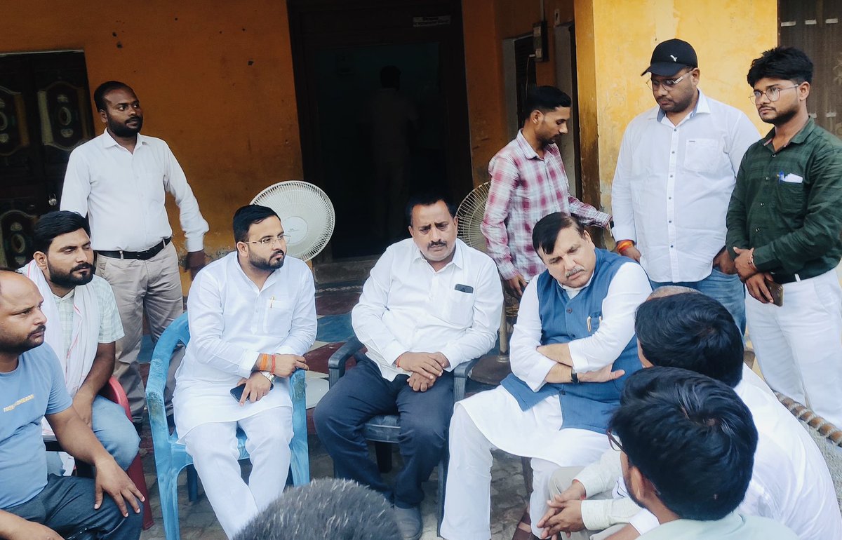 VanshrajDubey's tweet photo. माँ-बाप का इकलौता बेटा, आँखों में डॉक्टर बनने का सपना... लेकिन भ्रष्ट व्यवस्था और पेपर लीक ने लखीमपुर के रितिक मिश्रा की जान ले ली।

आज लखीमपुर पहुँचकर माननीय सांसद @SanjayAzadSln जी के साथ पीड़ित परिवार से मुलाकात हुई! सांसद जी ने अपनी गहरी संवेदनाएं व्यक्त कीं।

आखिर कब तक देश का युवा इस पेपर लीक तंत्र की बलि चढ़ता रहेगा? भाजपा सरकार को इस हत्या की जिम्मेदारी लेनी होगी।