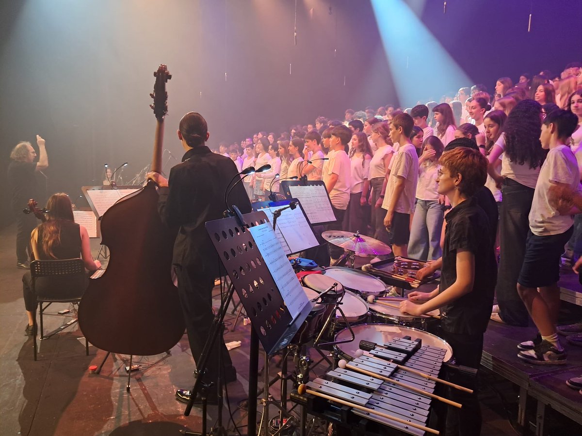 InstitutSants's tweet photo. 🎭 ESPECTACULAR! Ahir l'alumnat de 1r d'ESO del Sants, junt amb 3 centres de BCN i el grup instrumental El Projectil, vam interpretar la cantata del projecte #VeusDAigua al @Teatre_Condal 🎶 Una experiència inoblidable plena de música, esforç i talent compartit!👏💙 #música #ESO https://t.co/y9HVYtbfHL