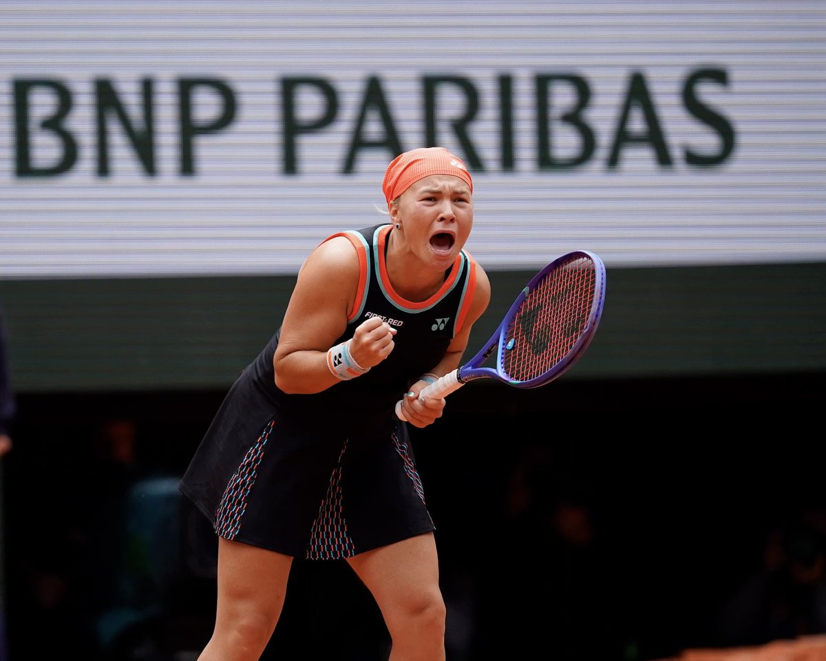 PackWTennis's tweet photo. Congrats to our #PackPro Diana Shnaider for advancing to her first Grand Slam semifinals by beating world No. 1 Aryna Sabalenka 3-6, 7-5, 6-0 in the @rolandgarros quarterfinals‼️🐺🎾

📸 Pierre Froget / FFT https://t.co/l5i3gvkAEV