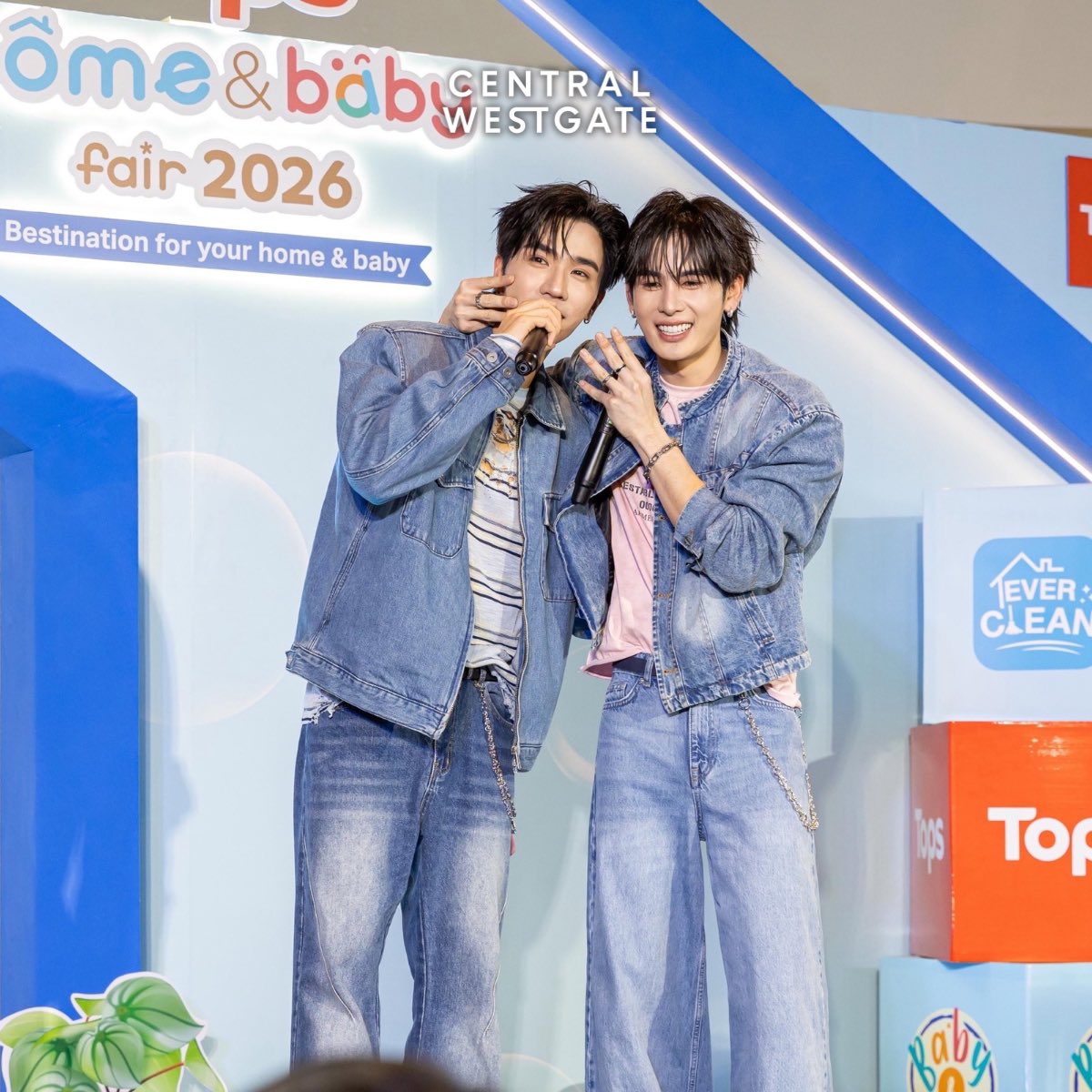 centralwestgate's tweet photo. รวมภาพบรรยากาศจากงาน Tops Home and Baby Fair 2026 ที่เต็มไปด้วยรอยยิ้ม ความอบอุ่นจาก PSDFAM 🖤🤍❤️ครอบครัวของ“เพิร์ธแซนต้าและโดเมียร์” ที่มาสร้าง
ความสนุกและความฟินแบบจัดเต็ม 

✨ขอบคุณเหล่าเดวิลจิ๋วทุกคน 😈 ที่มาร่วม
สร้างโมเมนต์น่ารัก ๆ ไปด้วยกัน ทั้งเสียงเชียร์ และรอยยิ้มนะค้าา  🫶🏻

PSDFAM HOMEBABYFAIR AT TOPS

#DownyXPerthSanta
#CentralWestgate #TOPSTHAILAND #TOPSHOMEANDBABYFAIR2026 
#เพิร์ธแซนต้า #DOMIIA