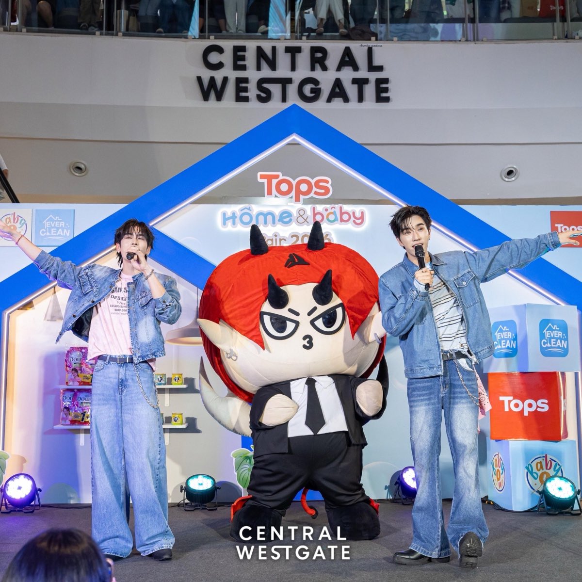 centralwestgate's tweet photo. รวมภาพบรรยากาศจากงาน Tops Home and Baby Fair 2026 ที่เต็มไปด้วยรอยยิ้ม ความอบอุ่นจาก PSDFAM 🖤🤍❤️ครอบครัวของ“เพิร์ธแซนต้าและโดเมียร์” ที่มาสร้าง
ความสนุกและความฟินแบบจัดเต็ม 

✨ขอบคุณเหล่าเดวิลจิ๋วทุกคน 😈 ที่มาร่วม
สร้างโมเมนต์น่ารัก ๆ ไปด้วยกัน ทั้งเสียงเชียร์ และรอยยิ้มนะค้าา  🫶🏻

PSDFAM HOMEBABYFAIR AT TOPS

#DownyXPerthSanta
#CentralWestgate #TOPSTHAILAND #TOPSHOMEANDBABYFAIR2026 
#เพิร์ธแซนต้า #DOMIIA