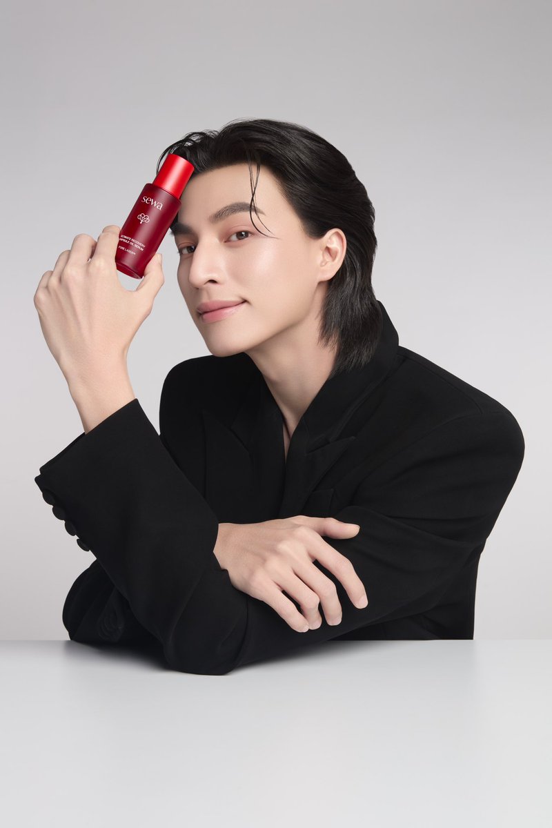 RainbowNewsent's tweet photo. หล่อทะลุเลเซอร์! กลัฟ ปลุกเทรนด์หล่อ ผิวกลัฟสกิน นั่งแท่นพรีเซนเตอร์ผู้ชาย sewa คนแรก ผิวเป๊ะ

#SewaXGulf 
#Gulfkanawut #กลัฟคณาวุฒิ
#sewa #sewathailand #SewaTheNewPresenter #SewaCapsuleOilSerum #เซรั่มกันแก่

เซอร์ไพร์สแบบสับๆ ต้อนรับเดือน Pride Month เฉลิมฉลองความหลากหลายทางเพศ sewa (เซวา) แบรนด์สกินแคร์ลูกครึ่งไทย-เกาหลีชื่อดังเจ้าของตำนาน “น้ำตบโสม 2,000 ปี” ที่ครองใจผู้บริโภคชาวไทยและได้รับการตอบรับจากลูกค้าทั่วโลกมาอย่างต่อเนื่อง ก้าวข้ามขีดไร้จำกัดทางเพศ ภายใต้แนวคิด “Skin Has No Gender” ส่งต่อแนวคิดการมีผิวสุขภาพดีเป็นเรื่องของทุกคนและทุกเพศทุกวัย เปิดตัวพรีเซนเตอร์ผู้ชายคนแรกแบบเต็มรูป คว้าพระเอกสายละมุนสุดฮอตระดับโกลบอล 
 
“กลัฟ คณาวุฒิ ไตรพิพัฒนพงษ์” เดินหน้าขยายพอร์ตโฟลิโอสู่ตลาดสกินแคร์พรีเมียม นั่งแท่นพรีเซนเตอร์ เซรั่มแคปซูลออย “Sewa Ultimate Recovery Capsule Oil Serum” นวัตกรรมออยล์เซรั่มเพื่อการฟื้นฟูผิว ยกกระชับ และกระชับรูขุมขน ในฐานะพรีเซ็นเตอร์คนใหม่ของแบรนด์ สะท้อนภาพลักษณ์คนรุ่นใหม่ที่ใส่ใจการดูแลผิวและสุขภาพความงาม พร้อมเทรนด์ผิวใหม่ Get your GULF Skin ผิวกลัฟสกินปฏิวัติการดูแลผิวร่วงโรยด้วยนวัตกรรม Capsule Oil Tech จาก Sewa หรือชื่อสามัญจำง่ายว่า เซรั่มกันแก่ ที่มาพร้อมนวัตกรรม PORE LASER ™ เอกสิทธิ์สุดปังจากเซวา พร้อมดูแลตรงจุดทุกปัญหาผิว
    
ร่วมค้นพบมิติใหม่ของการฟื้นบำรุงผิว และติดตามทุกกิจกรรมพิเศษกับพรีเซนเตอร์งานดีย์ต่อใจไปกับ “กลัฟ คณาวุฒิ“ และ Sewa Ultimate Recovery Capsule Oil Serum นวัตกรรมแคปซูลออยล์เซรั่มจากเกาหลี ติดตามข้อมูลข่าวสาร-สั่งซื้อสินค้าได้ที่ https://t.co/UJ7PqO3fGv, Instagramหรือ Line OA : @sewathailand และ Sewa Official บนแพลตฟอร์มออนไลน์ทุกช่องทาง และร้านค้าชั้นนำทั่วประเทศ