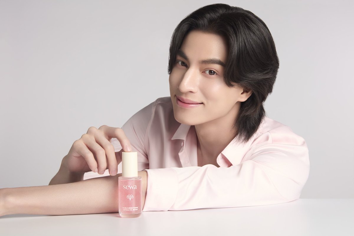 RainbowNewsent's tweet photo. หล่อทะลุเลเซอร์! กลัฟ ปลุกเทรนด์หล่อ ผิวกลัฟสกิน นั่งแท่นพรีเซนเตอร์ผู้ชาย sewa คนแรก ผิวเป๊ะ

#SewaXGulf 
#Gulfkanawut #กลัฟคณาวุฒิ
#sewa #sewathailand #SewaTheNewPresenter #SewaCapsuleOilSerum #เซรั่มกันแก่

เซอร์ไพร์สแบบสับๆ ต้อนรับเดือน Pride Month เฉลิมฉลองความหลากหลายทางเพศ sewa (เซวา) แบรนด์สกินแคร์ลูกครึ่งไทย-เกาหลีชื่อดังเจ้าของตำนาน “น้ำตบโสม 2,000 ปี” ที่ครองใจผู้บริโภคชาวไทยและได้รับการตอบรับจากลูกค้าทั่วโลกมาอย่างต่อเนื่อง ก้าวข้ามขีดไร้จำกัดทางเพศ ภายใต้แนวคิด “Skin Has No Gender” ส่งต่อแนวคิดการมีผิวสุขภาพดีเป็นเรื่องของทุกคนและทุกเพศทุกวัย เปิดตัวพรีเซนเตอร์ผู้ชายคนแรกแบบเต็มรูป คว้าพระเอกสายละมุนสุดฮอตระดับโกลบอล 
 
“กลัฟ คณาวุฒิ ไตรพิพัฒนพงษ์” เดินหน้าขยายพอร์ตโฟลิโอสู่ตลาดสกินแคร์พรีเมียม นั่งแท่นพรีเซนเตอร์ เซรั่มแคปซูลออย “Sewa Ultimate Recovery Capsule Oil Serum” นวัตกรรมออยล์เซรั่มเพื่อการฟื้นฟูผิว ยกกระชับ และกระชับรูขุมขน ในฐานะพรีเซ็นเตอร์คนใหม่ของแบรนด์ สะท้อนภาพลักษณ์คนรุ่นใหม่ที่ใส่ใจการดูแลผิวและสุขภาพความงาม พร้อมเทรนด์ผิวใหม่ Get your GULF Skin ผิวกลัฟสกินปฏิวัติการดูแลผิวร่วงโรยด้วยนวัตกรรม Capsule Oil Tech จาก Sewa หรือชื่อสามัญจำง่ายว่า เซรั่มกันแก่ ที่มาพร้อมนวัตกรรม PORE LASER ™ เอกสิทธิ์สุดปังจากเซวา พร้อมดูแลตรงจุดทุกปัญหาผิว
    
ร่วมค้นพบมิติใหม่ของการฟื้นบำรุงผิว และติดตามทุกกิจกรรมพิเศษกับพรีเซนเตอร์งานดีย์ต่อใจไปกับ “กลัฟ คณาวุฒิ“ และ Sewa Ultimate Recovery Capsule Oil Serum นวัตกรรมแคปซูลออยล์เซรั่มจากเกาหลี ติดตามข้อมูลข่าวสาร-สั่งซื้อสินค้าได้ที่ https://t.co/UJ7PqO3fGv, Instagramหรือ Line OA : @sewathailand และ Sewa Official บนแพลตฟอร์มออนไลน์ทุกช่องทาง และร้านค้าชั้นนำทั่วประเทศ