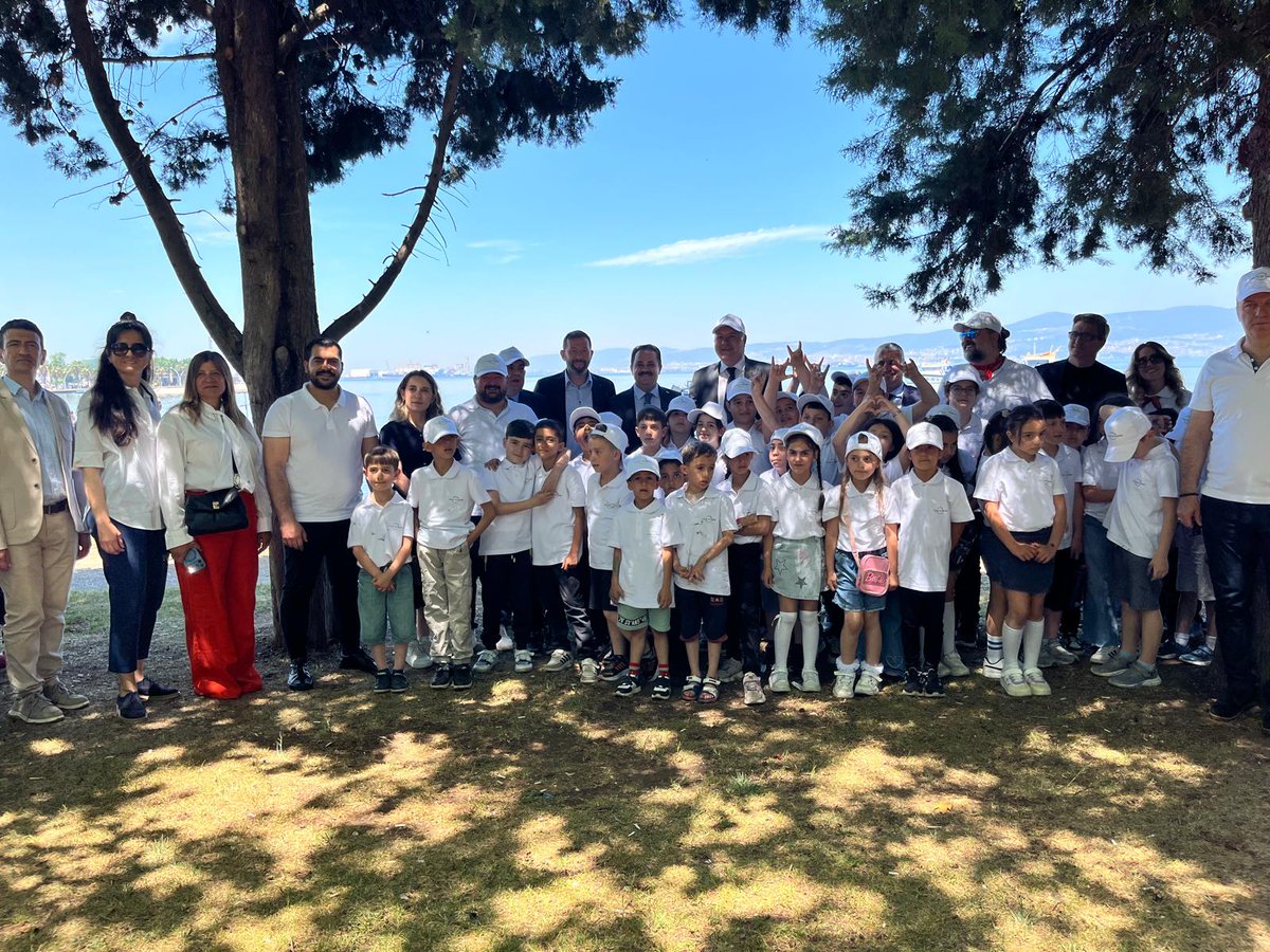 tcbasiskele's tweet photo. Çevre, Şehircilik ve İklim Değişikliği Bakanlığının öncülüğünde "Dünya Bize Emanet" temalı etkinlikler kapsamında ilçemiz sahilinde düzenlenen çevre yürüyüşü ve deniz kıyı temizliği programına Kaymakamımız Dr. Soner ŞENEL katıldı. https://t.co/18DtLkCv32