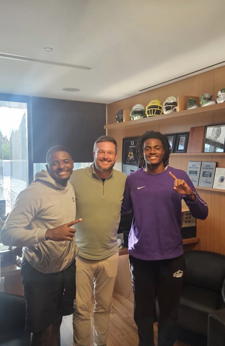 CoachDreSmity's tweet photo. All Blessings🙏🏾. Father&amp;Son. 
Here we go kid. Best in 2028. @oregonfootball @CoachDanLanning @j5_dreamchasing @CoachKaai https://t.co/5HeadugtWe