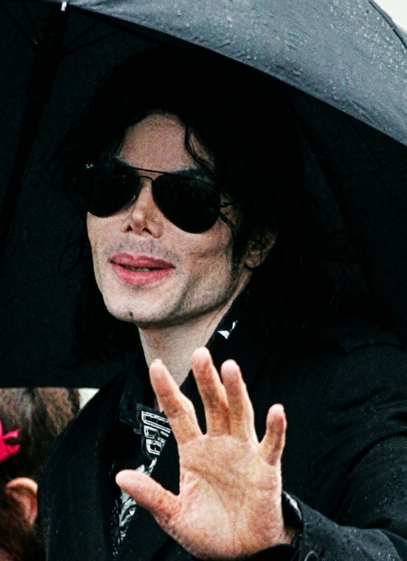 mjfriends_'s tweet photo. On June 3, 2009, 22 days before his passing, Michael Jackson appeared carrying a black umbrella and smiling as he took his two eldest children, Prince Jackson and Paris Jackson, to accompany him to a 3D filming studio in Los Angeles. The footage produced that day was intended for the This Is It concert series, which was scheduled to premiere on July 13, 2009.