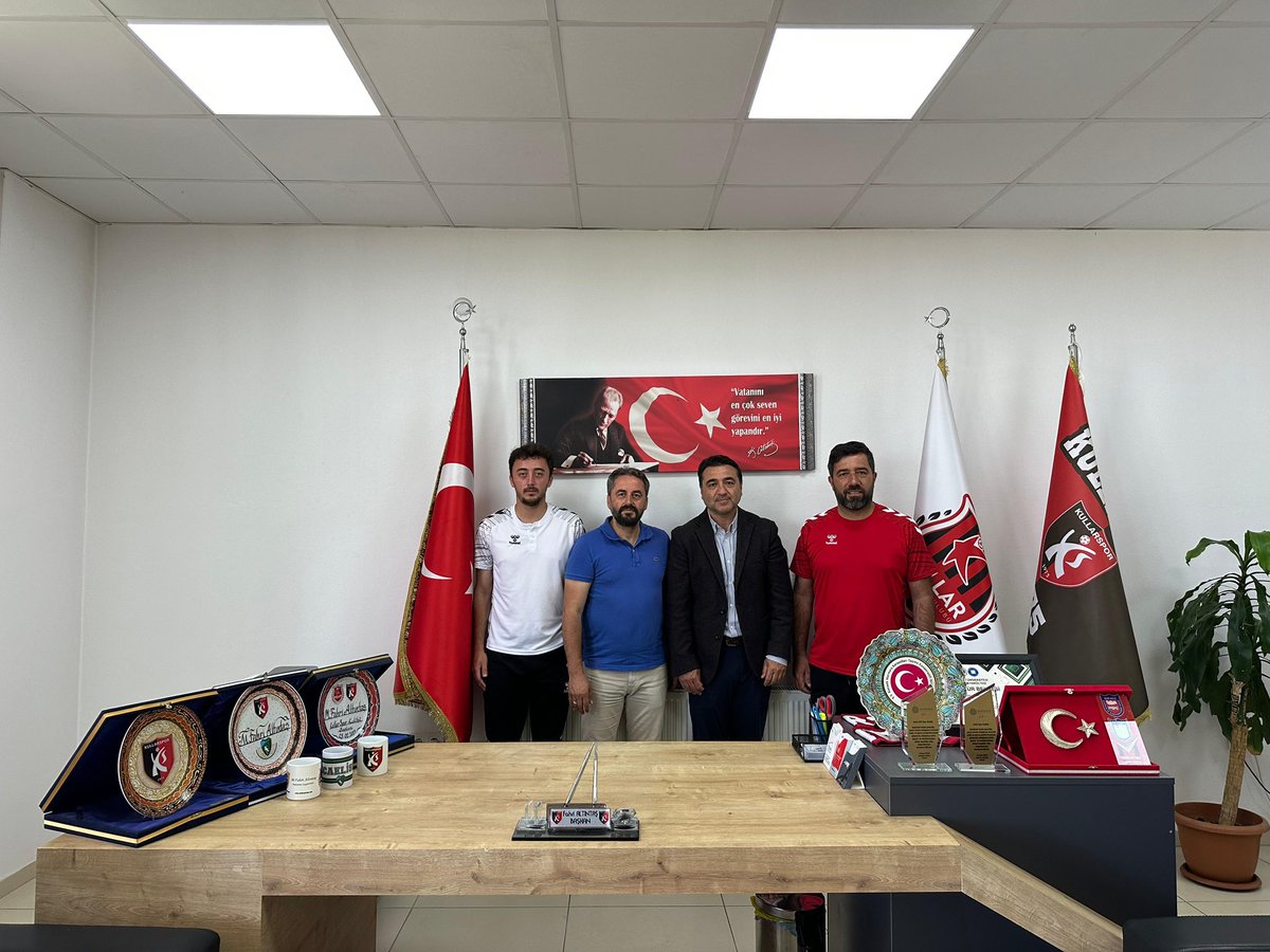 TFF_Org's tweet photo. TFF Futbol Gelişim Direktörü Emrah Bayraktar, Kocaeli'de gelişim liglerine katılan Kullar 1975 Spor Kulübü, Karamürsel İdmanyurdu Spor Kulübü ve Gölcük Karadeniz Spor Kulübü'nü ziyaret etti.

Kocaeli Kullar 1975 Spor Kulübü Başkanı Fahri Altıntaş ve Akademi Direktörü Cihan Yardım, Karamürsel İdmanyurdu Spor Kulübü Başkanı Cihan Yardım ve Gölcük Karadeniz Spor Kulübü Başkanı Murat Çinemre ile bir araya gelen Emrah Bayraktar, kulüp tesislerinde incelemelerde bulundu ve kulüplerin mevcut durumlarına dair bilgiler aldı.

Ayrıca akademi direktörleri ve alt yaş kategorisi antrenörleriyle de genç futbolcu gelişimine dair sohbetler gerçekleştiren Emrah Bayraktar, genç futbolcu gelişiminde atılabilecek adımlara dair görüş ve tecrübelerini de kulüp yetkilileri ile paylaştı.

Emrah Bayraktar, gelişim liglerine katılarak önemli mesafe kat eden kulüplere çabaları nedeniyle teşekkür etti ve önümüzdeki dönem ortaya koyacakları çalışmalar için kendilerine başarı dileklerini iletti.
