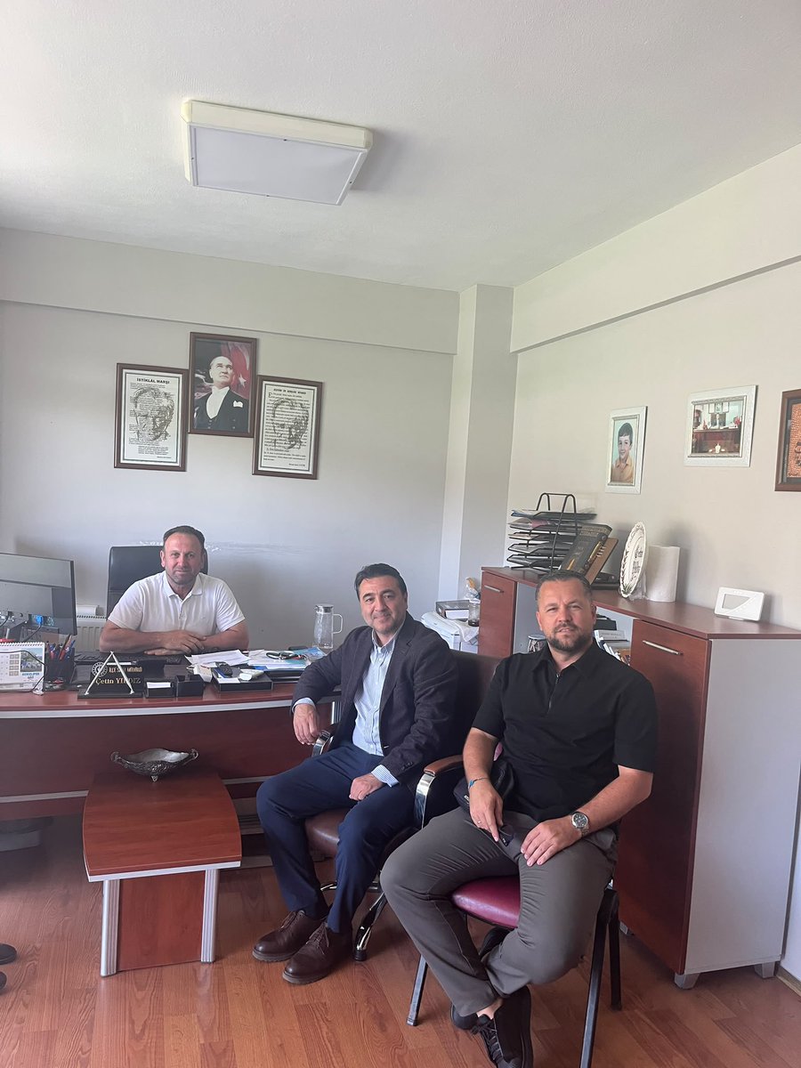 TFF_Org's tweet photo. TFF Futbol Gelişim Direktörü Emrah Bayraktar, Kocaeli'de gelişim liglerine katılan Kullar 1975 Spor Kulübü, Karamürsel İdmanyurdu Spor Kulübü ve Gölcük Karadeniz Spor Kulübü'nü ziyaret etti.

Kocaeli Kullar 1975 Spor Kulübü Başkanı Fahri Altıntaş ve Akademi Direktörü Cihan Yardım, Karamürsel İdmanyurdu Spor Kulübü Başkanı Cihan Yardım ve Gölcük Karadeniz Spor Kulübü Başkanı Murat Çinemre ile bir araya gelen Emrah Bayraktar, kulüp tesislerinde incelemelerde bulundu ve kulüplerin mevcut durumlarına dair bilgiler aldı.

Ayrıca akademi direktörleri ve alt yaş kategorisi antrenörleriyle de genç futbolcu gelişimine dair sohbetler gerçekleştiren Emrah Bayraktar, genç futbolcu gelişiminde atılabilecek adımlara dair görüş ve tecrübelerini de kulüp yetkilileri ile paylaştı.

Emrah Bayraktar, gelişim liglerine katılarak önemli mesafe kat eden kulüplere çabaları nedeniyle teşekkür etti ve önümüzdeki dönem ortaya koyacakları çalışmalar için kendilerine başarı dileklerini iletti.
