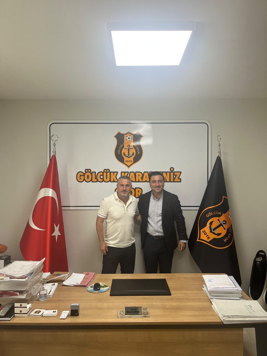 TFF_Org's tweet photo. TFF Futbol Gelişim Direktörü Emrah Bayraktar, Kocaeli'de gelişim liglerine katılan Kullar 1975 Spor Kulübü, Karamürsel İdmanyurdu Spor Kulübü ve Gölcük Karadeniz Spor Kulübü'nü ziyaret etti.

Kocaeli Kullar 1975 Spor Kulübü Başkanı Fahri Altıntaş ve Akademi Direktörü Cihan Yardım, Karamürsel İdmanyurdu Spor Kulübü Başkanı Cihan Yardım ve Gölcük Karadeniz Spor Kulübü Başkanı Murat Çinemre ile bir araya gelen Emrah Bayraktar, kulüp tesislerinde incelemelerde bulundu ve kulüplerin mevcut durumlarına dair bilgiler aldı.

Ayrıca akademi direktörleri ve alt yaş kategorisi antrenörleriyle de genç futbolcu gelişimine dair sohbetler gerçekleştiren Emrah Bayraktar, genç futbolcu gelişiminde atılabilecek adımlara dair görüş ve tecrübelerini de kulüp yetkilileri ile paylaştı.

Emrah Bayraktar, gelişim liglerine katılarak önemli mesafe kat eden kulüplere çabaları nedeniyle teşekkür etti ve önümüzdeki dönem ortaya koyacakları çalışmalar için kendilerine başarı dileklerini iletti.