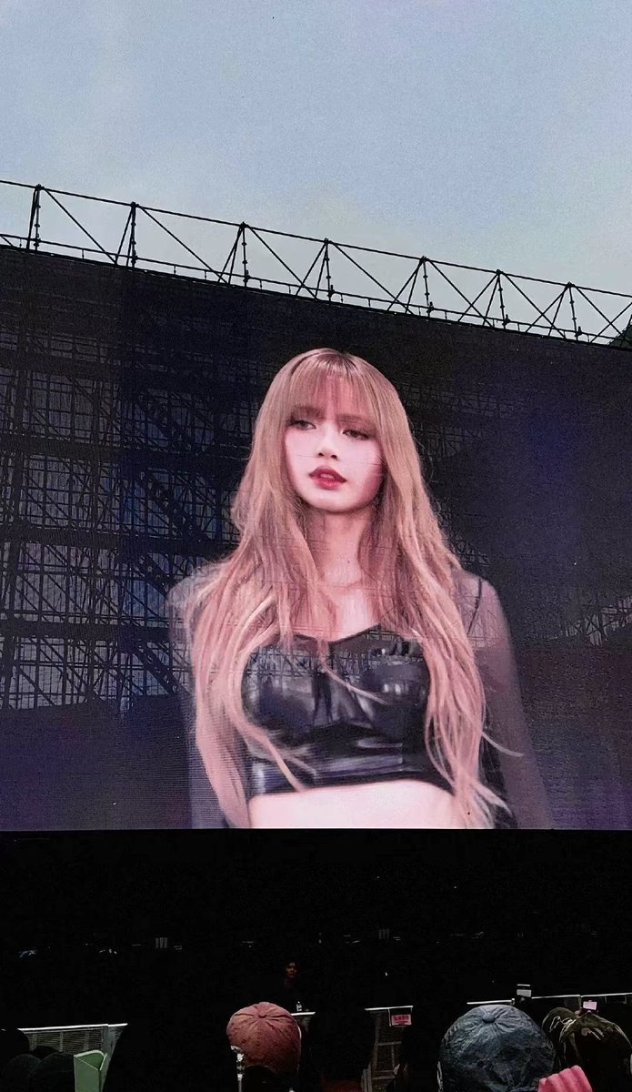 skemzei's tweet photo. she looked so pretty on the big screen https://t.co/KaILYJ6NPv