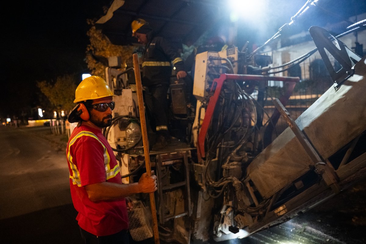 imtransito's tweet photo. Avanzan los trabajos de reparación vial de Av. Agraciada entre Hermanos Gil y Lozano 👷

Las tareas de fresado y pavimentación son en horario nocturno; el picado y bacheo se hacen en horario diurno 🚧

Se coloca asfalto modificado, con mejores prestaciones y más durabilidad 🚸 https://t.co/gfpceyQTMU
