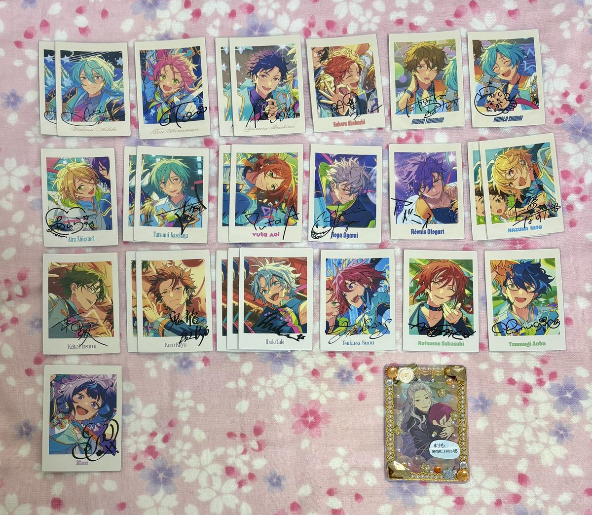 ToRi_HiKi_YB's tweet photo. 【交換】あんスタ 10周年 10th 展示会 ぱしゃっつ

▼譲
渉 桃李 弓弦 スバル 翠 奏汰 藍良 巽 ゆうた 晃牙 アドニス なずな 敬人 紅郎 維吹 司 夏目 つむぎ エス

▼求
茨 ＞ 凪砂 燐音 みか マヨイ(友人分)

※郵送
※茨含む方優先

検索からもお気軽にお声掛けください🍀 https://t.co/ATIlZ4qAYs