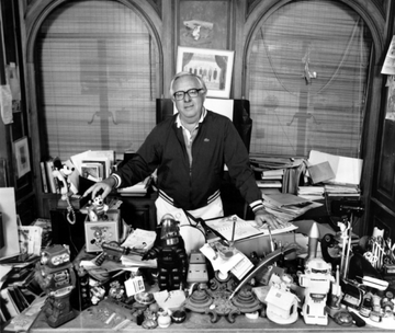 ProfesorJonk's tweet photo. "Lo que funda toda escritura es el amor, es hacer lo que amamos y amar lo que hacemos. Y olvidarse del dinero".
Ray Bradbury.
Uno de los grandes escritores del siglo XX. Perderse en sus páginas siempre es un viaje inolvidable.
#Efemeride #RayBradbury #literatrua #cienciaficcion https://t.co/BotQ6E0fzl