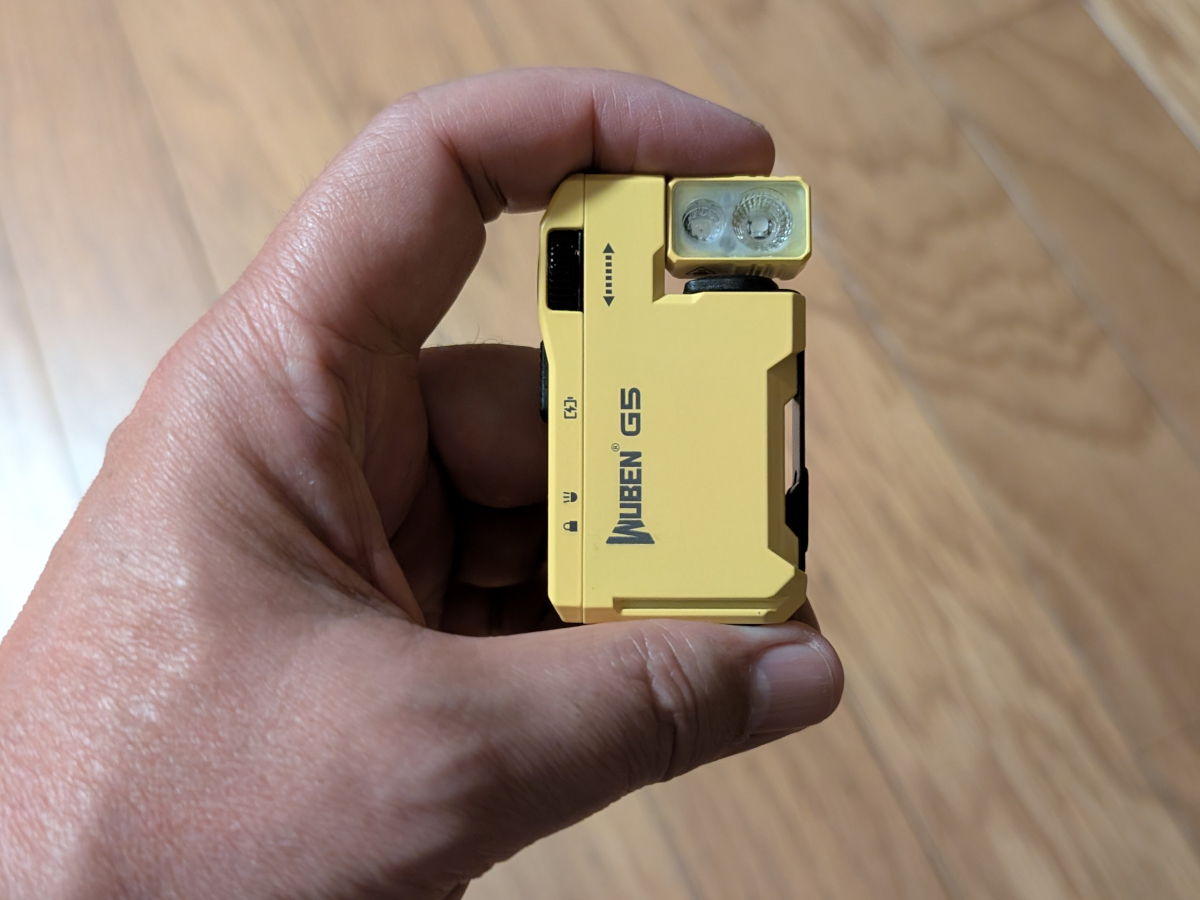 WTab8's tweet photo. これからレビューするポータブルライト (懐中電灯)
WUBENというメーカーのG5という製品

ビルドクオリティがやばいくらいに良すぎ
あと明るすぎ。ガジェット好きには刺さると思う
キャンプ場で使ってみたいが、スケジュール的に無理
なので、自室にテントでも張って検証するかwww https://t.co/tG8fktF7um