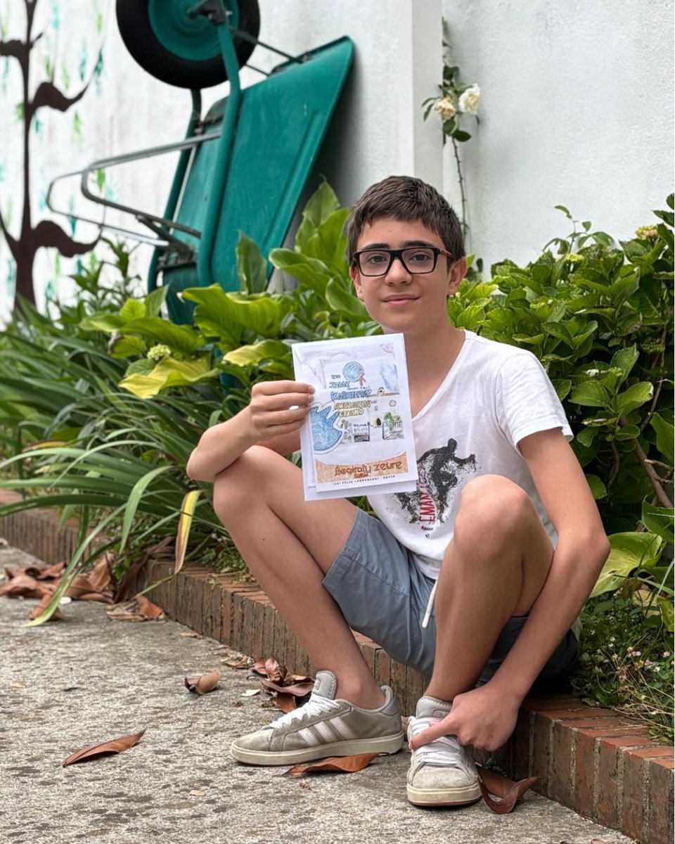 KARMENGOAMA's tweet photo. 🎉💙 ¡Ya está todo listo para la fiesta de final de curso!
Deporte, música, diversión, solidaridad y muchos momentos para compartir en comunidad. Además, queremos felicitar a Izei Feliu, autor del cartel ganador de esta edición. 👏🎨

¡Anímate y ven a celebrarlo con nosotros/as! https://t.co/K2F43VitIa