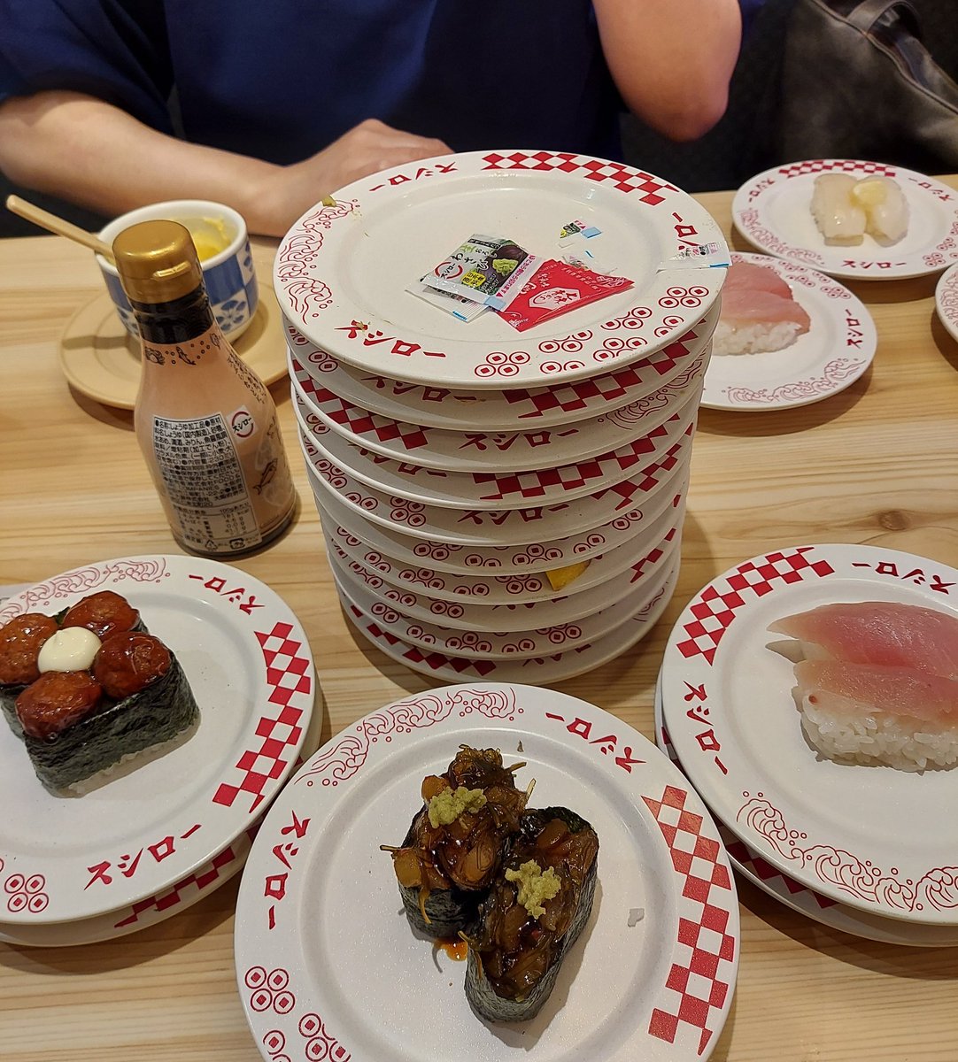 menhannaniwa's tweet photo. オーダーストップ20分前に駆け込みスシロー！校長が注文連打しとるけど何でミートボールとか生ハムやねん…最後まで時間に追われてクタクタだあよ🍣 https://t.co/LD6vSiu965
