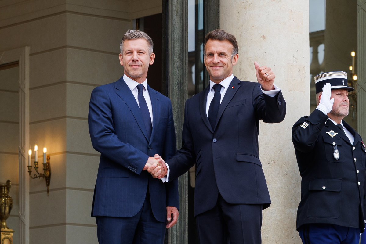 Emmanuel Macron tweet media
