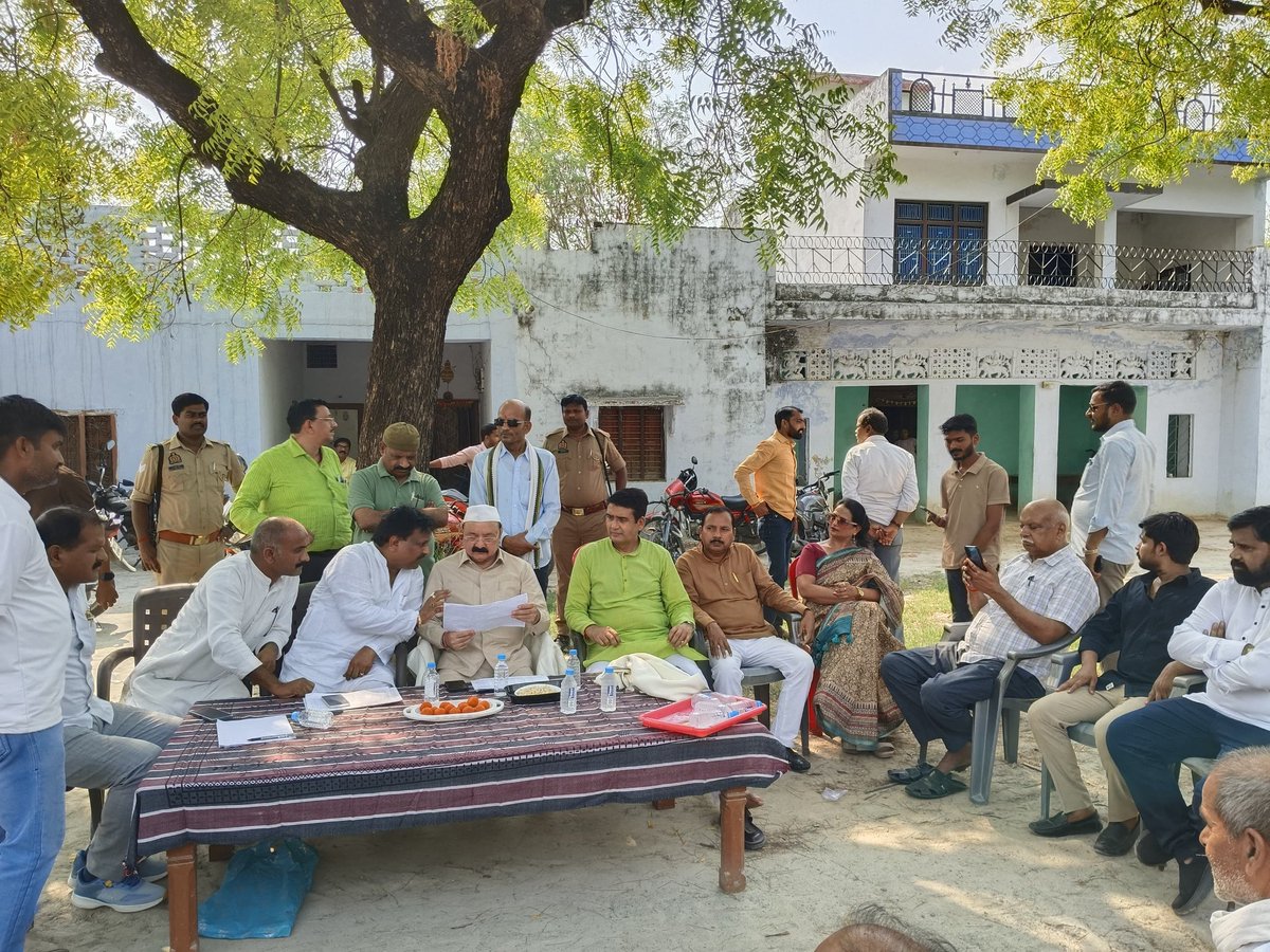 DeepakSinghINC's tweet photo. आज 15 जून से प्रारम्भ हो रही अमेठी प्रीमियर लीग के शुभारंभ अवसर पर आयोजित प्रेस कॉन्फ्रेंस के साथ ही मतदाता सूची निगरानी अभियान से जुड़े कांग्रेस साथियों के साथ बैठक कर संगठनात्मक विषयों पर विस्तार से चर्चा अवसर पर अमेठी सांसद श्री @KLSharmaINC जी के साथ सहभागिता किया।

#Amethi #Congress #APL #AmethiPremierLeague #VoterList #TeamAmethi
