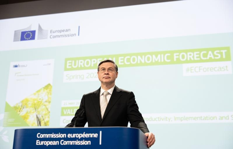 EuropeDirectNA's tweet photo. 🇪🇺📉⚡ UE, rallenta la crescita economica nel 2026.
A causa dello shock energetico provocato dal conflitto in Medio Oriente, PIL dell’UE crescerà dell’1,1%, mentre l’inflazione salirà al 3,1%. Anche la zona € registra stime al ribasso. Per approfondire: https://t.co/2X1JsQwLOW https://t.co/020G9yr0QT