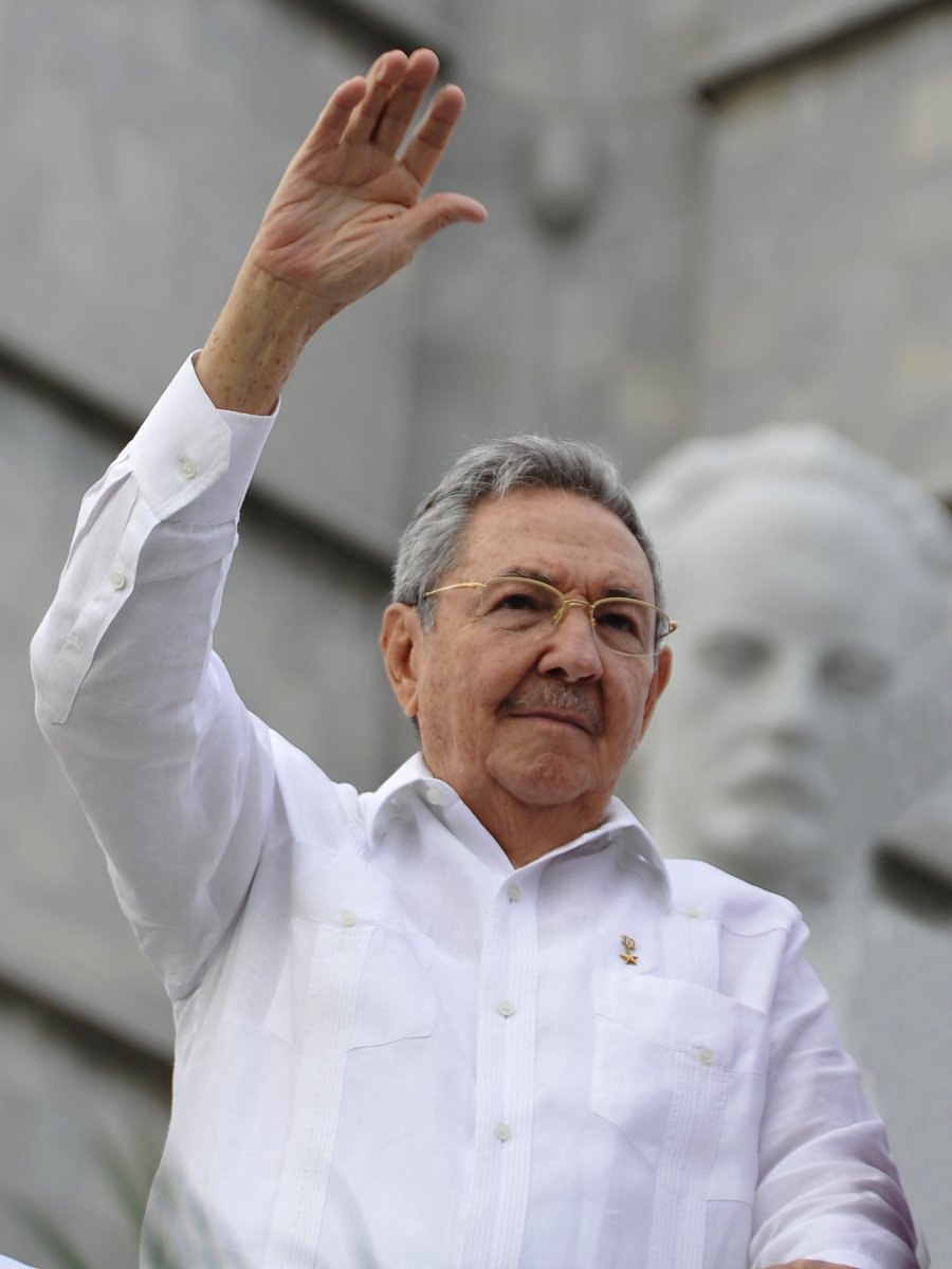 PresidenciaCuba's tweet photo. 🇨🇺| #Raúl siempre ha apostado por la paz y la ha reverenciado como el bien más preciado; incluso cuando era ministro de @MinfarC afirmó en más de una ocasión que la guerra se ganaba evitándola, porque solo la paz conduce al desarrollo y la prosperidad.

🔗|https://t.co/hb3Rl8zi3n https://t.co/XpvQnUC9sP