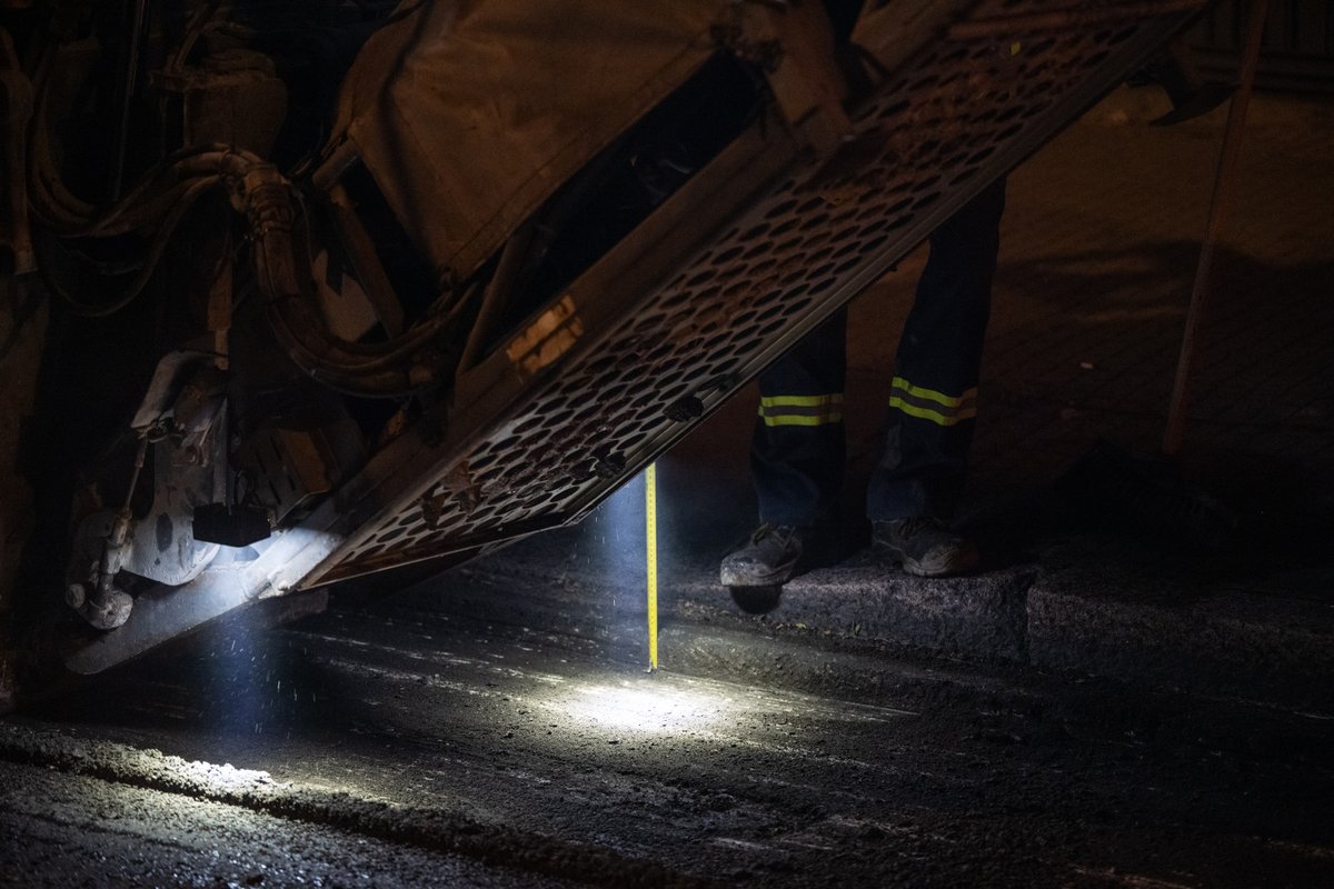 imtransito's tweet photo. Avanzan los trabajos de reparación vial de Av. Agraciada entre Hermanos Gil y Lozano 👷

Las tareas de fresado y pavimentación son en horario nocturno; el picado y bacheo se hacen en horario diurno 🚧

Se coloca asfalto modificado, con mejores prestaciones y más durabilidad 🚸 https://t.co/gfpceyQTMU