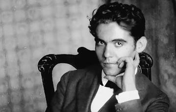 ProfesorJonk's tweet photo. El silencio

Oye, hijo mío, el silencio.
Es un silencio ondulado,
un silencio,
donde resbalan valles y ecos
y que inclina las frentes
hacia el suelo.

Federico García Lorca.
Vivimos y respiramos Lorca.
Le debemos tanto...
#Efemeride #FedericoGarciaLorca #poesia https://t.co/D0qnhFoXu4