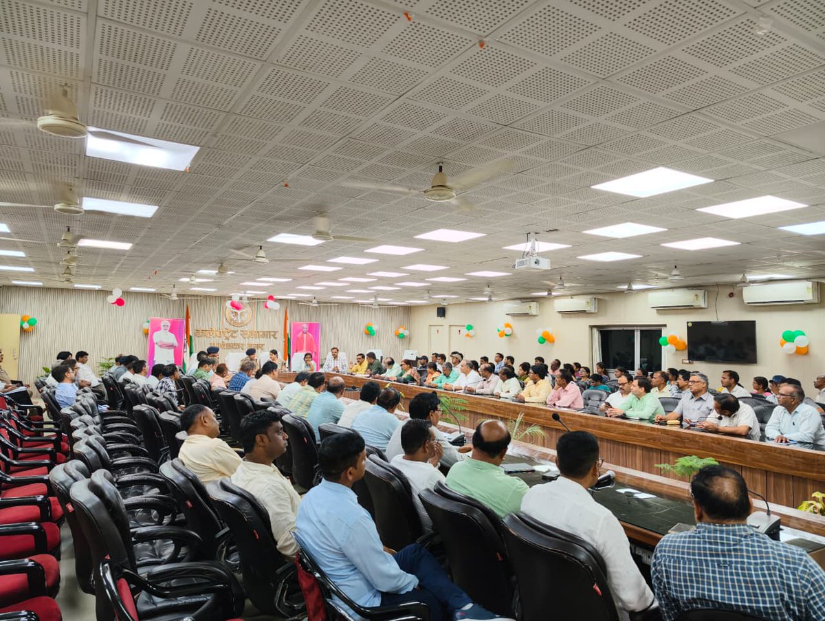 ambedkarnagrpol's tweet photo. आगामी उ0प्र0पु0 आरक्षी सीधी भर्ती-2025 लिखित परीक्षा को सकुशल एवं निष्पक्ष सम्पन्न कराने हेतु कलेक्ट्रेट सभागार में @AmbedkarnagarDM एवं #SP_ABN @prachiIPS द्वारा केन्द्र व्यवस्थापकों, सेक्टर मजिस्ट्रेटों व सम्बन्धित अधिकारियों के साथ गोष्ठी कर आवश्यक दिशा-निर्देश दिए गए। https://t.co/9ivzt9o2LU