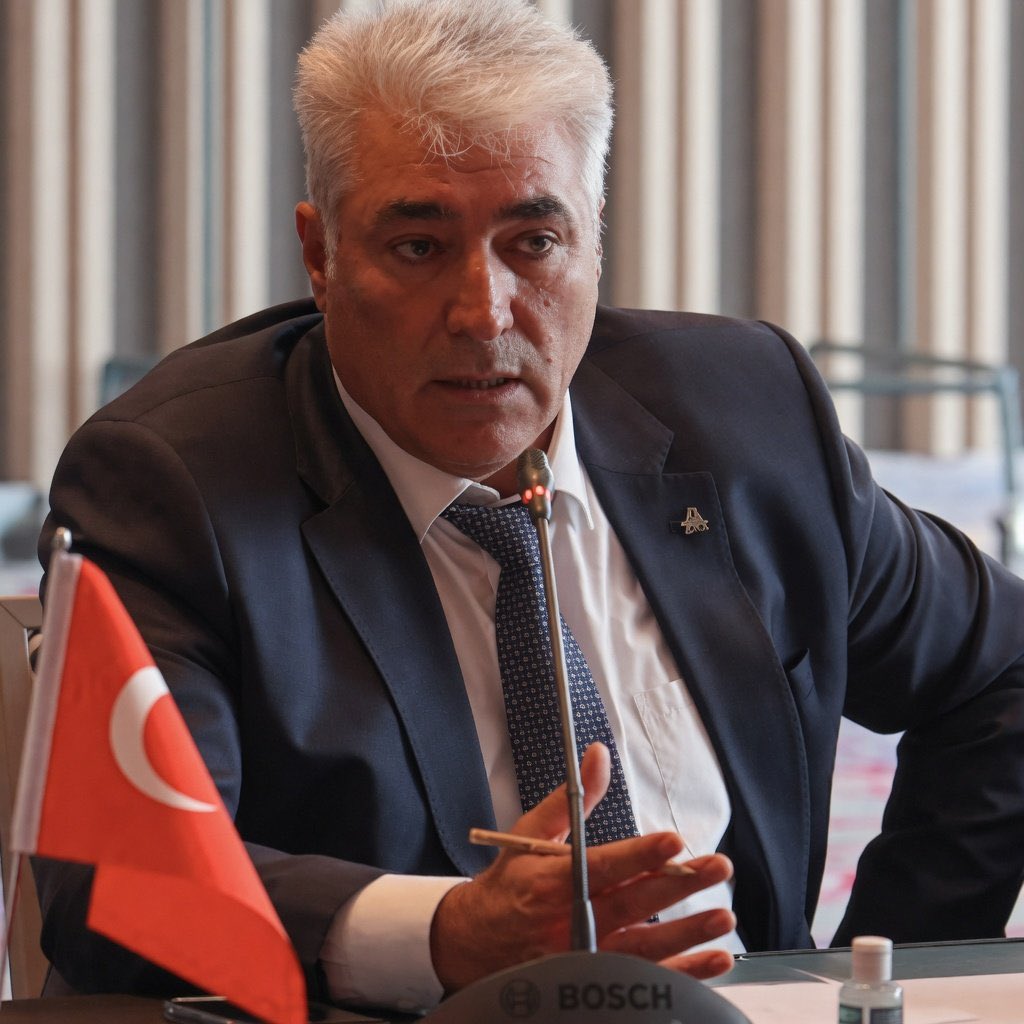 BaranAlver's tweet photo. 🚨Türkiye'nin en zengin insanı Astor Enerji’nin sahibi Feridun Geçgel oldu.

🔹 Serveti 1 günde 711.000.000 dolar artarak 5.300.000.000 dolar oldu.

🔹 Yıllar sonra listenin zirvesinde artık Murat Ülker bulunmuyor. #ASTOR https://t.co/Zh73RpcUv0