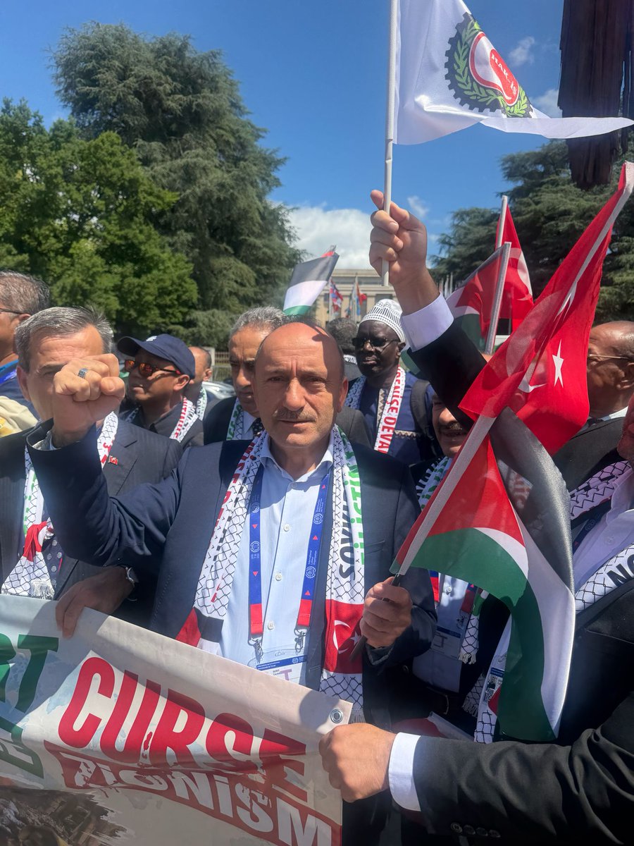 ozsagliksen's tweet photo. HAK-İŞ’TEN CENEVRE KIRIK SANDALYE MEYDANI’NDA SİYONİST İSRAİL’İ PROTESTO EYLEMİ

HAK-İŞ Konfederasyonumuz tarafından düzenlenen, Filistin’de yaşanan katliam ve soykırımı durdurmak için Cenevre’de bulunan Birleşmiş Milletler binası önündeki Kırık Sandalye Meydanı’nda gerçekleştirilen uluslararası eyleme katılarak katliamlara “dur” dedik.

⬇
https://t.co/X7guy1xkQ0